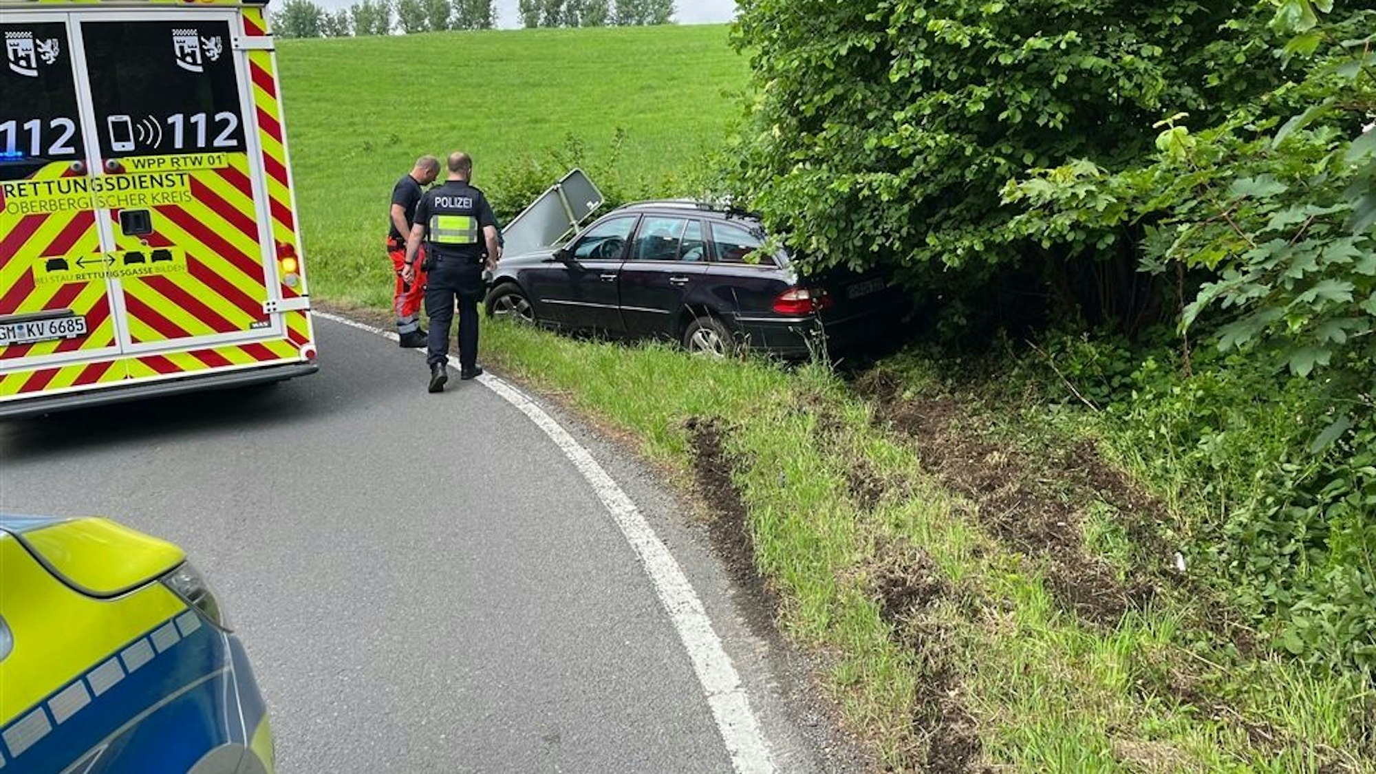 Auto bei Unfall von der Straße abgekommen