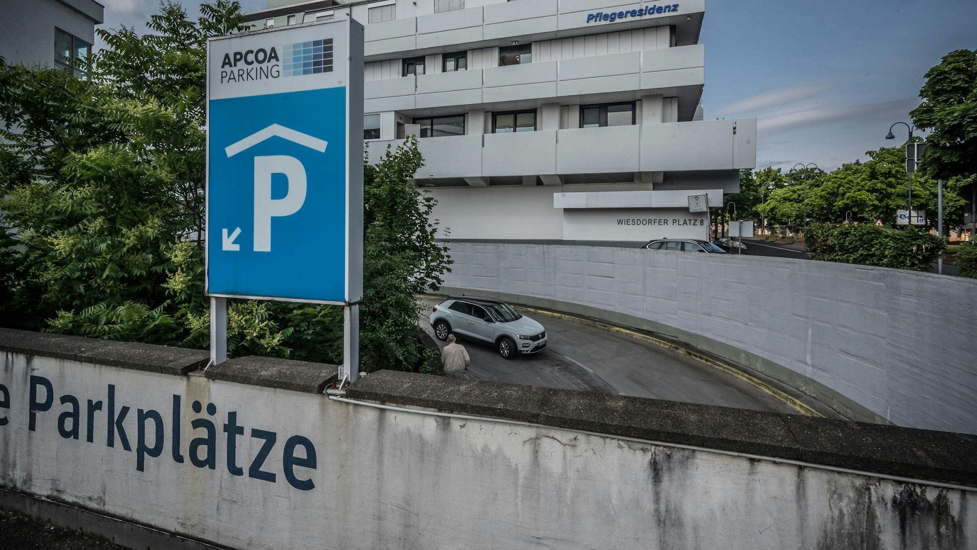 Einfahrt zum Apcoa-Parkhaus in Wiesdorf