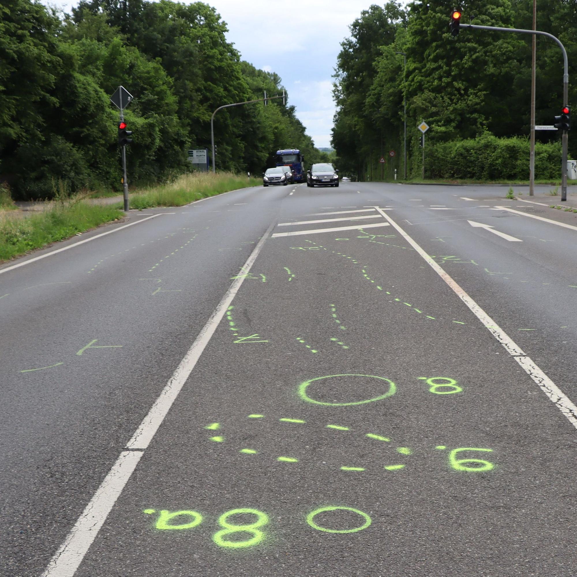 Das Bild zeigt eine Straße mit Farbspuren auf der Fahrbahn.