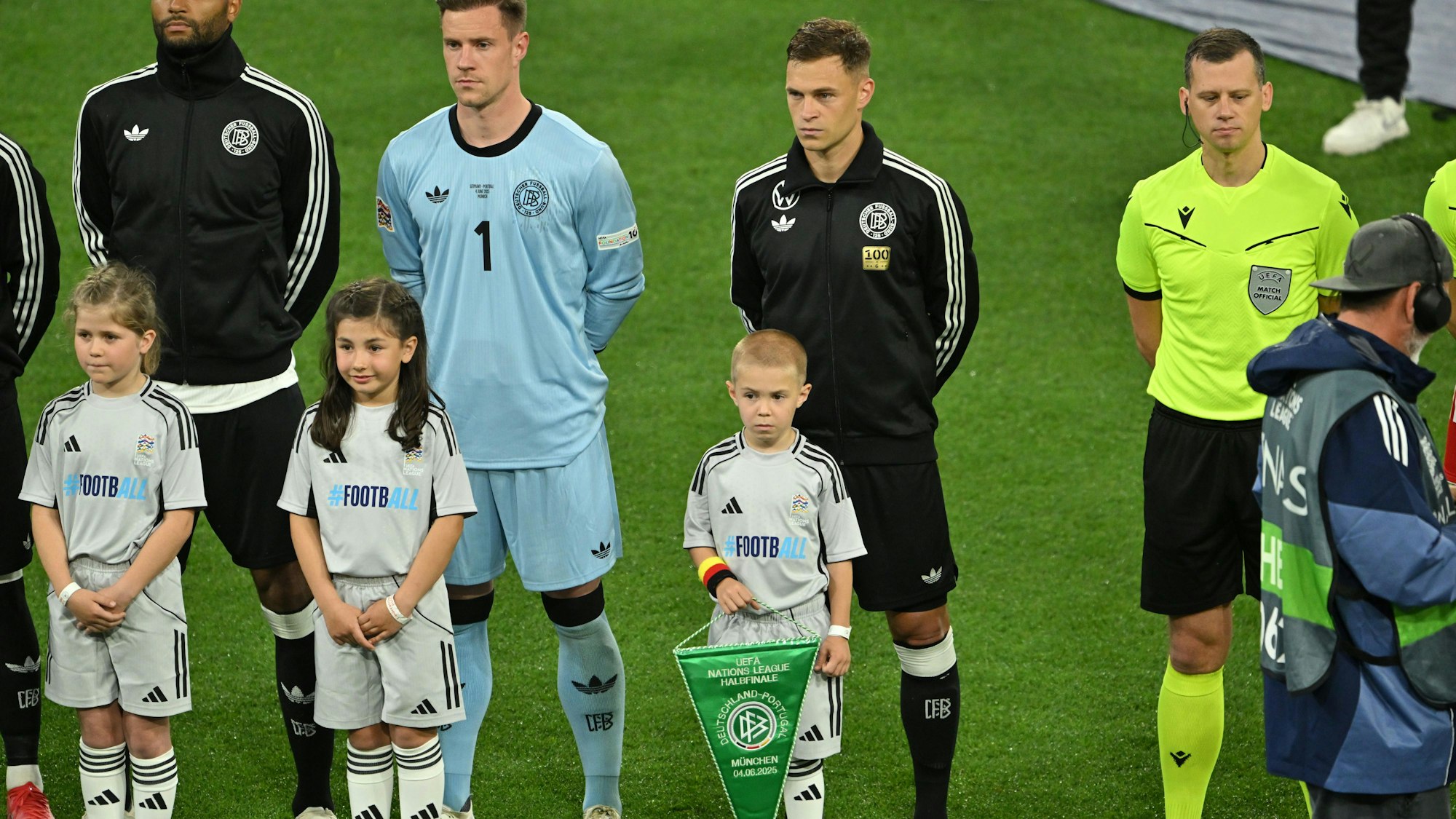 Joshua Kimmich von Deutschland (2vr) steht vor seinem einhundertsten Länderspiel auf dem Platz.