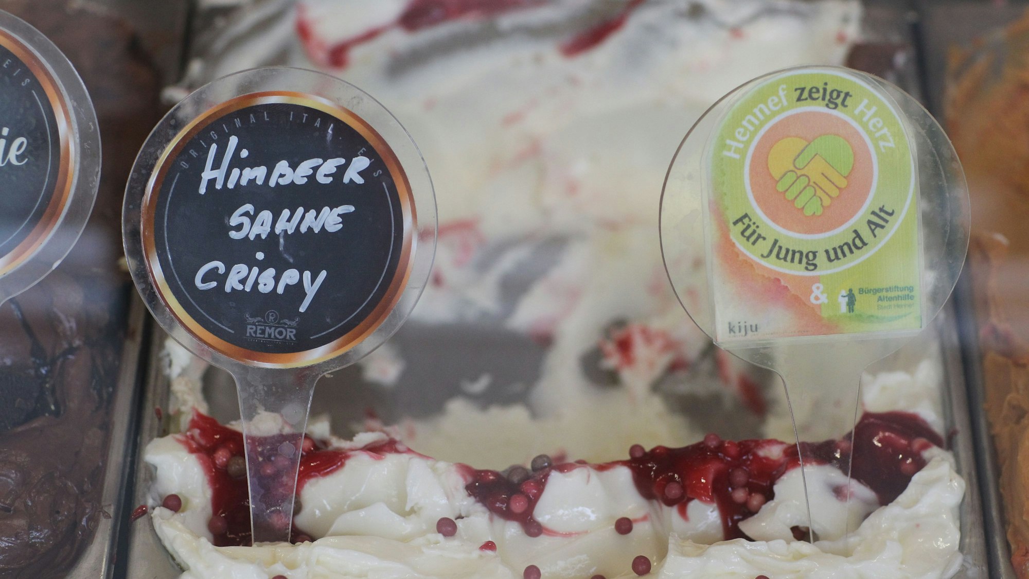 Einen Monat lang hat die Eisdiele Remor das Hennef-Eis zugunsten der zwei Hennefer Stiftungen im Sortiment.