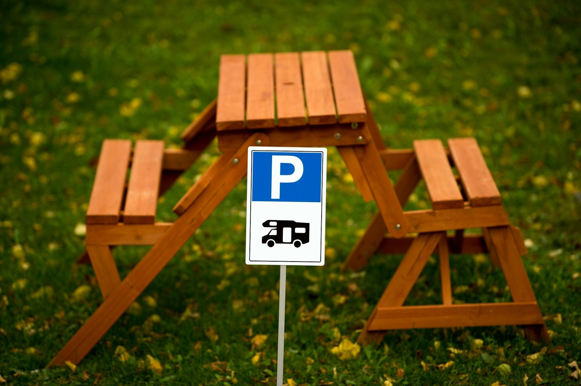 Speziell ausgewiesene Wohnmobil-Parkplätze suchen Camper laut ADAC an vielen Raststätten vergeblich.