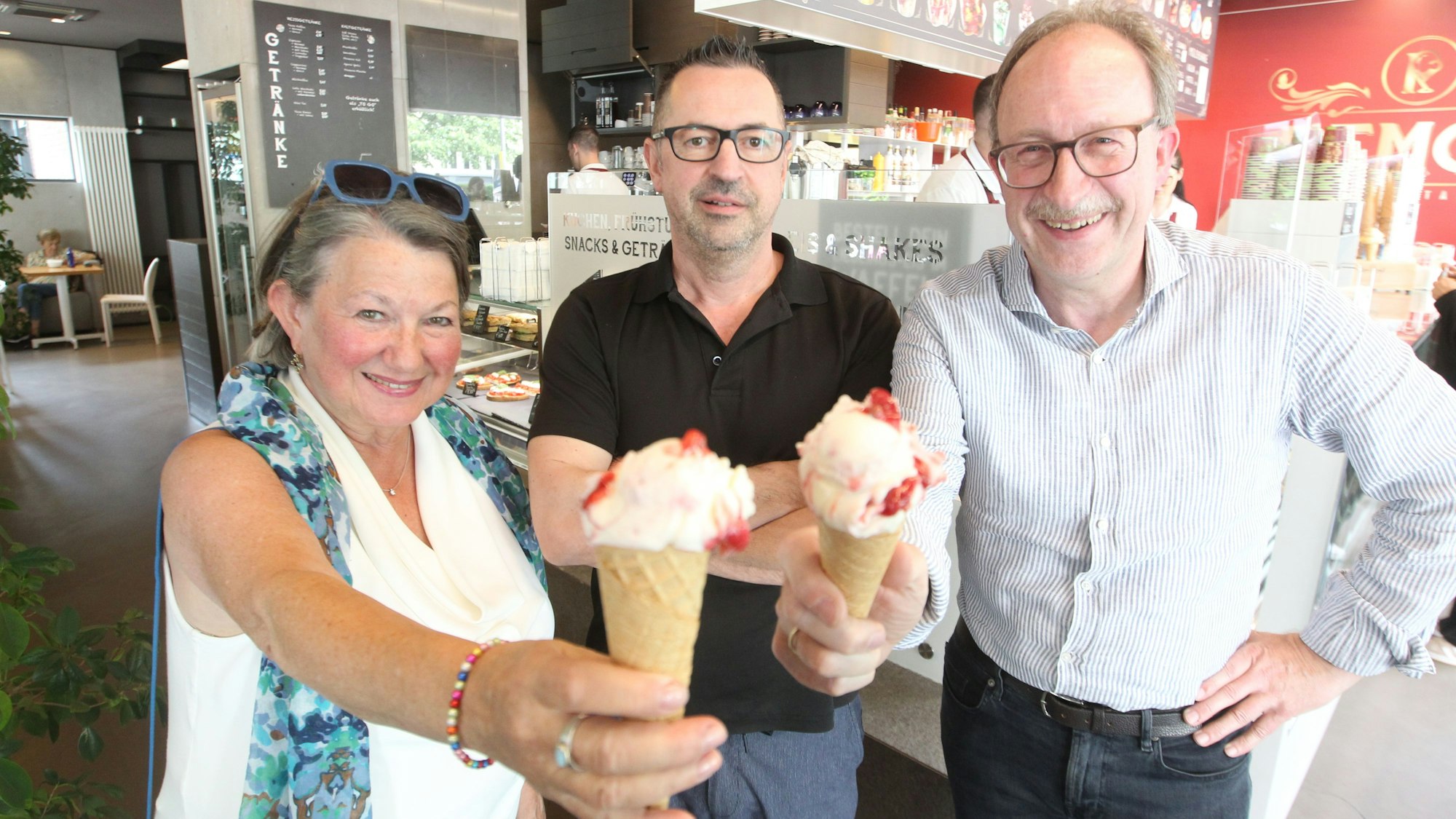Die beiden Hennefer Stiftungen Altenhilfe und KiJu haben gemeinsam mit Eisladen-Besitzer Massino Remor ein Eis mit Himbeeren Sahne und Crispy kreiiert. V.r.: Thomas Wallau (Altenhilfe), Massino Remor und Martina Wirtz (KiJu) freuen sich.