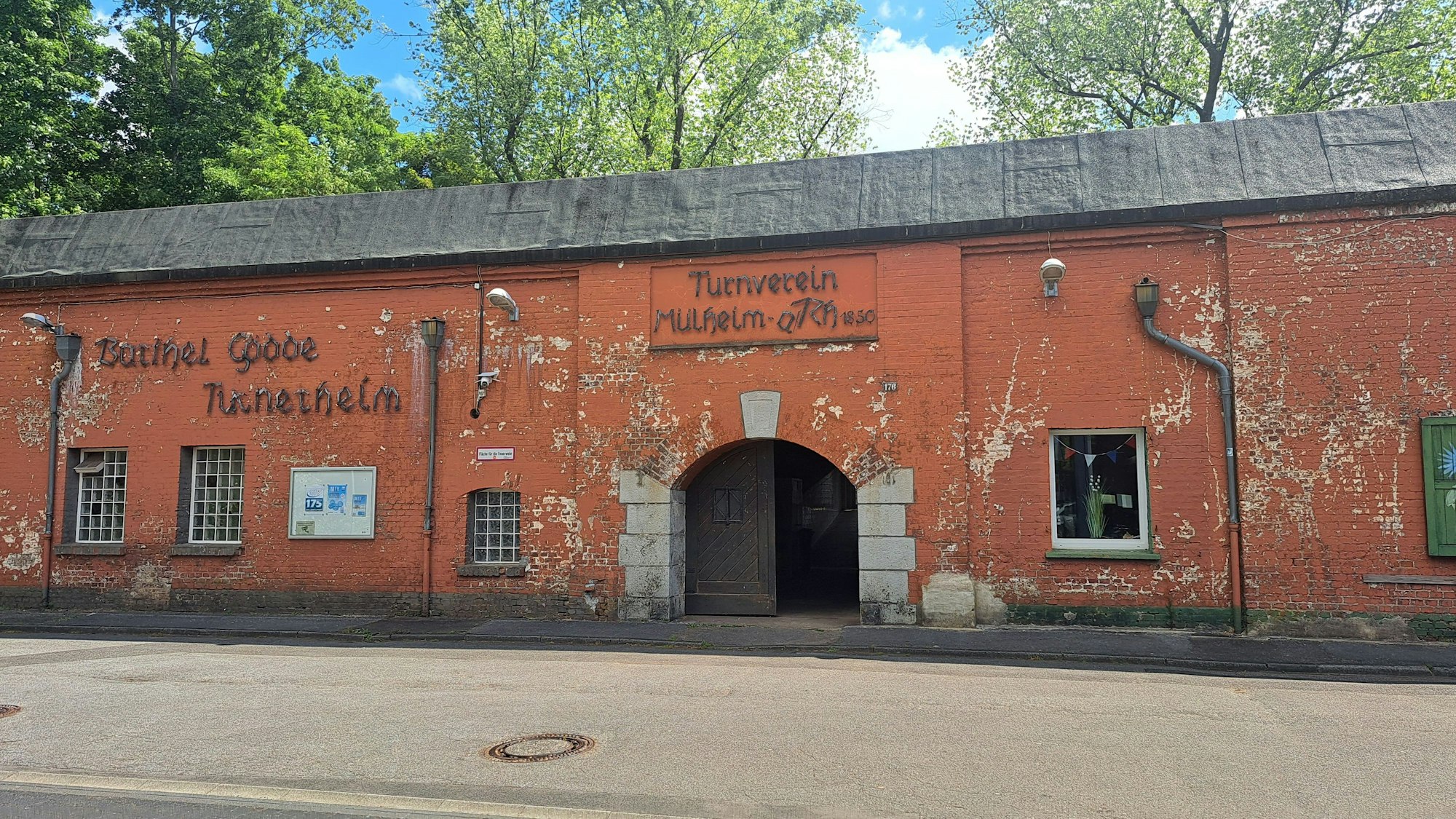 Außenansicht des alten Gebäudes des MTV Köln 1850