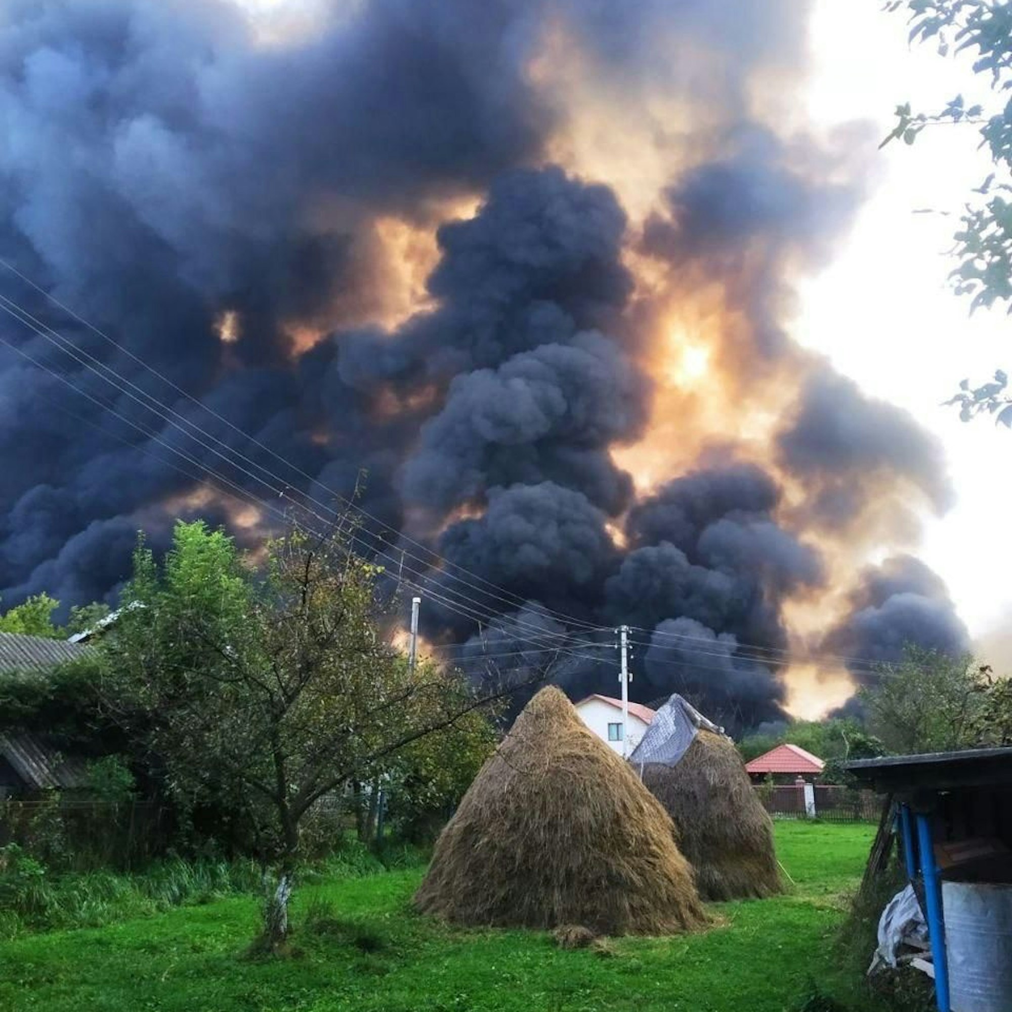 Beim Brand einer Öl-Raffinerie in Strymba, Ukraine, wurden Yurii und Yevhen schwerst verletzt.