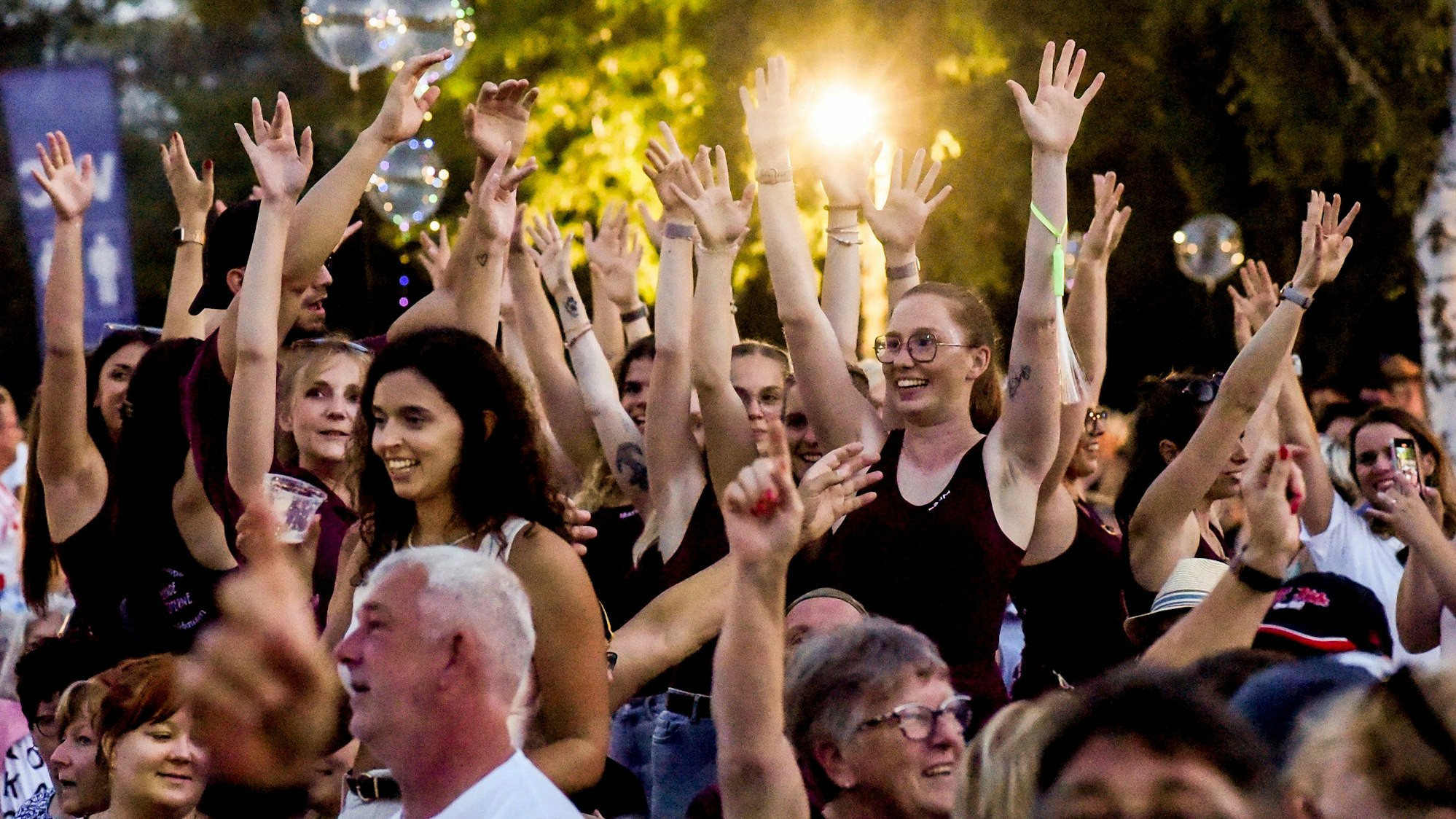 Zu sehen ist eine jubelnde Menschenmenge.