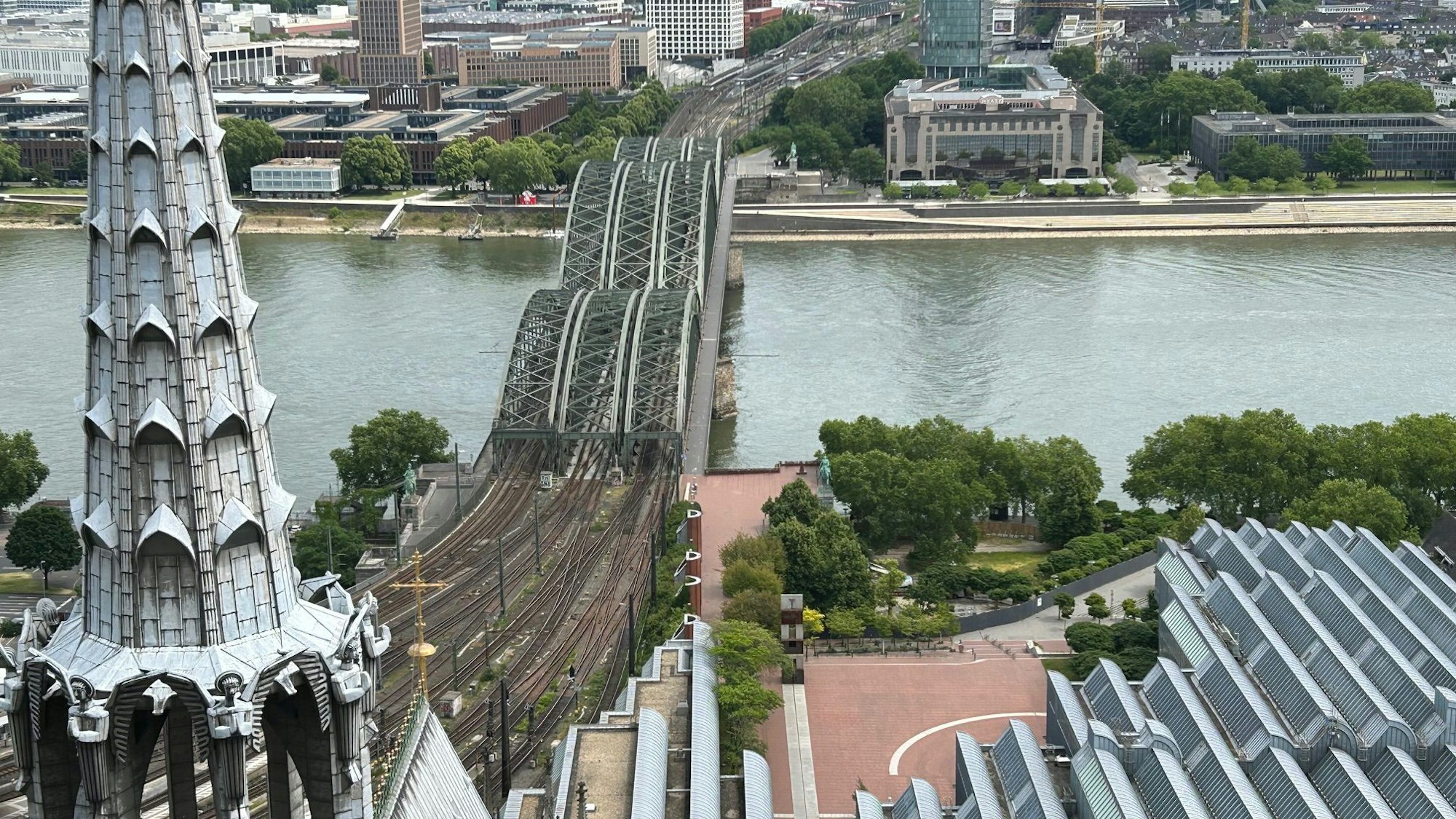 04.06.2025
Köln:
Blick auf die menschenleere, evakuierte Altstadt und das Rheinufer. Nach dem Fund von drei Weltkriegsbomben kommt es heute zur größten Evakuierung in Köln seit dem Zweiten Weltkrieg.
Heinrich-Böll-Platz und Philharmonie
Copyright: Martina Goyert
mgoyert@web.de