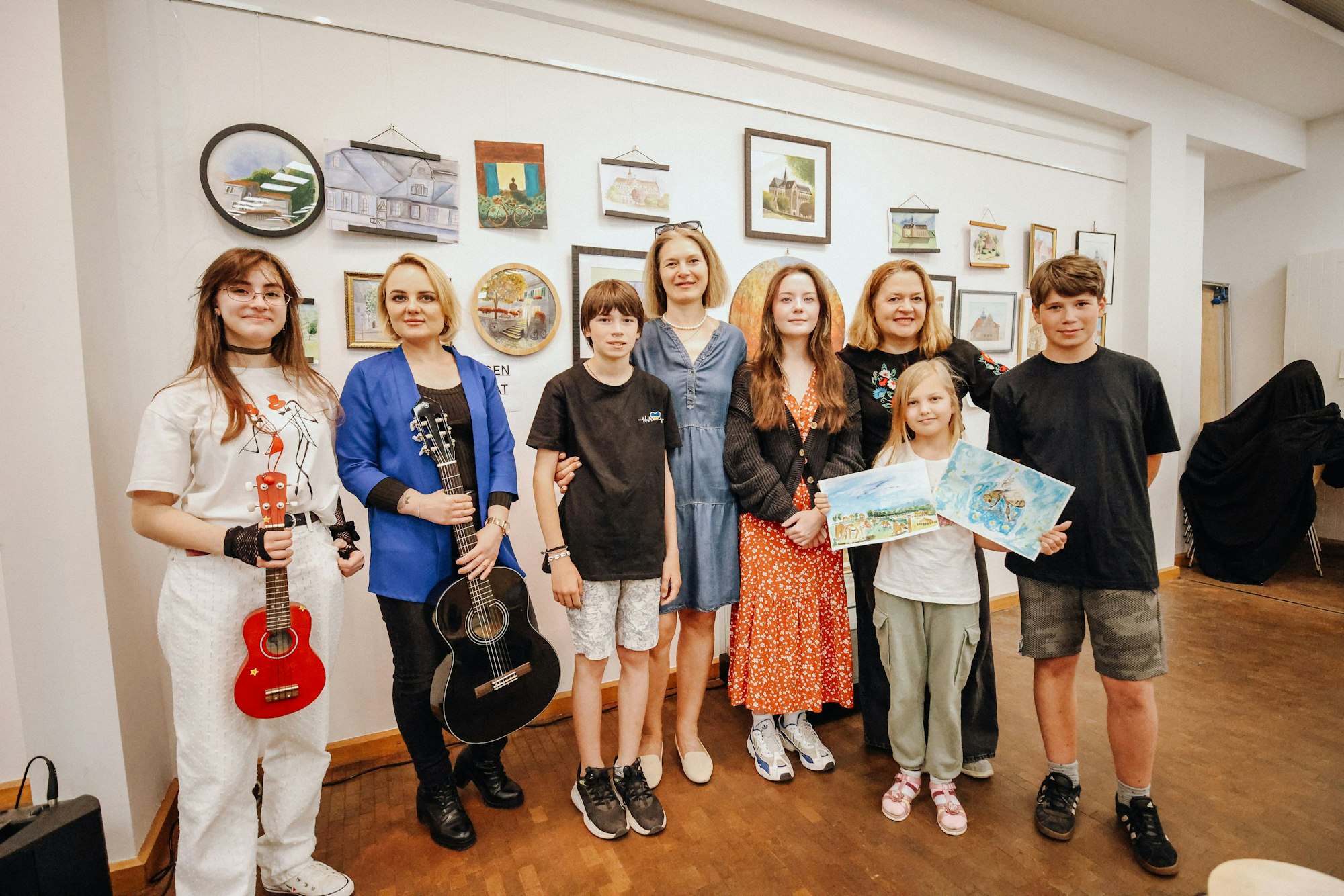 Gemeinsam kreativ: Die ukrainischen Künstlerinnen, Musikerinnen und Kinder des Kunstprojekts „Bergisches Land“ bei der Vernissage in der Stadtbibliothek.