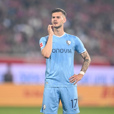 02.05.2025, Baden-Württemberg, Heidenheim: Fußball: Bundesliga, 1. FC Heidenheim - VfL Bochum, 32. Spieltag, Voith-Arena. Bochums Tom Krauß reagiert im Spiel. (zu dpa: «Bochum nur 0:0 in Heidenheim - Bundesliga-Abstieg rückt näher») Foto: Harry Langer/dpa +++ dpa-Bildfunk +++