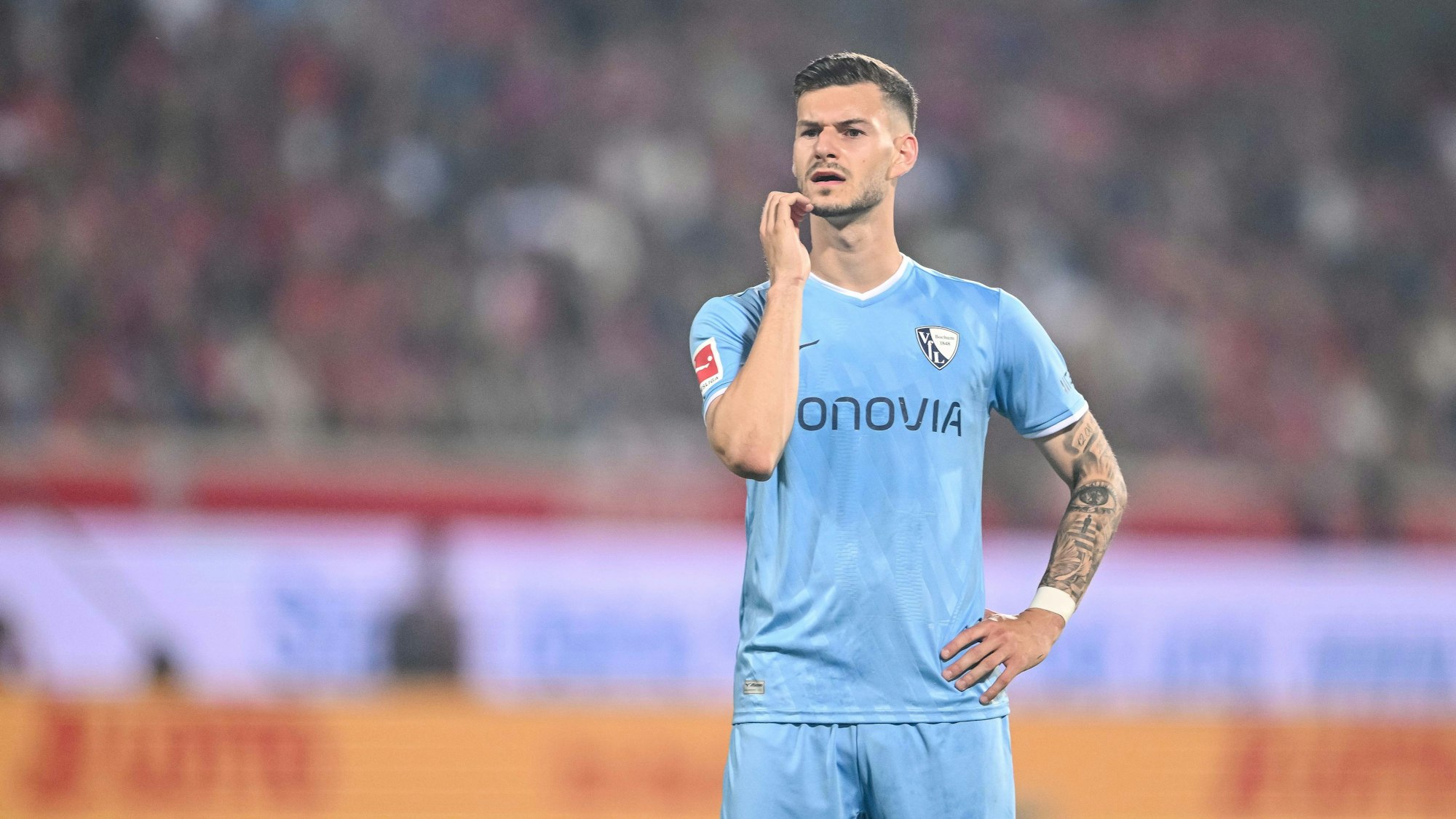 02.05.2025, Baden-Württemberg, Heidenheim: Fußball: Bundesliga, 1. FC Heidenheim - VfL Bochum, 32. Spieltag, Voith-Arena. Bochums Tom Krauß reagiert im Spiel. (zu dpa: «Bochum nur 0:0 in Heidenheim - Bundesliga-Abstieg rückt näher») Foto: Harry Langer/dpa +++ dpa-Bildfunk +++