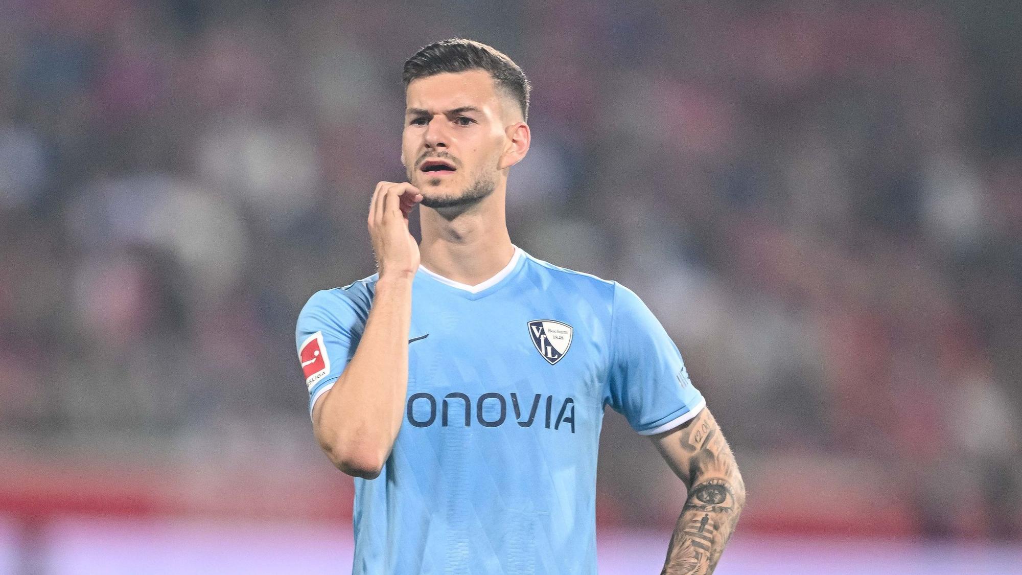 02.05.2025, Baden-Württemberg, Heidenheim: Fußball: Bundesliga, 1. FC Heidenheim - VfL Bochum, 32. Spieltag, Voith-Arena. Bochums Tom Krauß reagiert im Spiel. (zu dpa: «Bochum nur 0:0 in Heidenheim - Bundesliga-Abstieg rückt näher») Foto: Harry Langer/dpa +++ dpa-Bildfunk +++