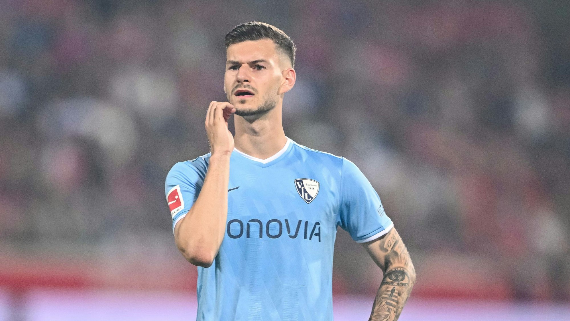 02.05.2025, Baden-Württemberg, Heidenheim: Fußball: Bundesliga, 1. FC Heidenheim - VfL Bochum, 32. Spieltag, Voith-Arena. Bochums Tom Krauß reagiert im Spiel. (zu dpa: «Bochum nur 0:0 in Heidenheim - Bundesliga-Abstieg rückt näher») Foto: Harry Langer/dpa +++ dpa-Bildfunk +++