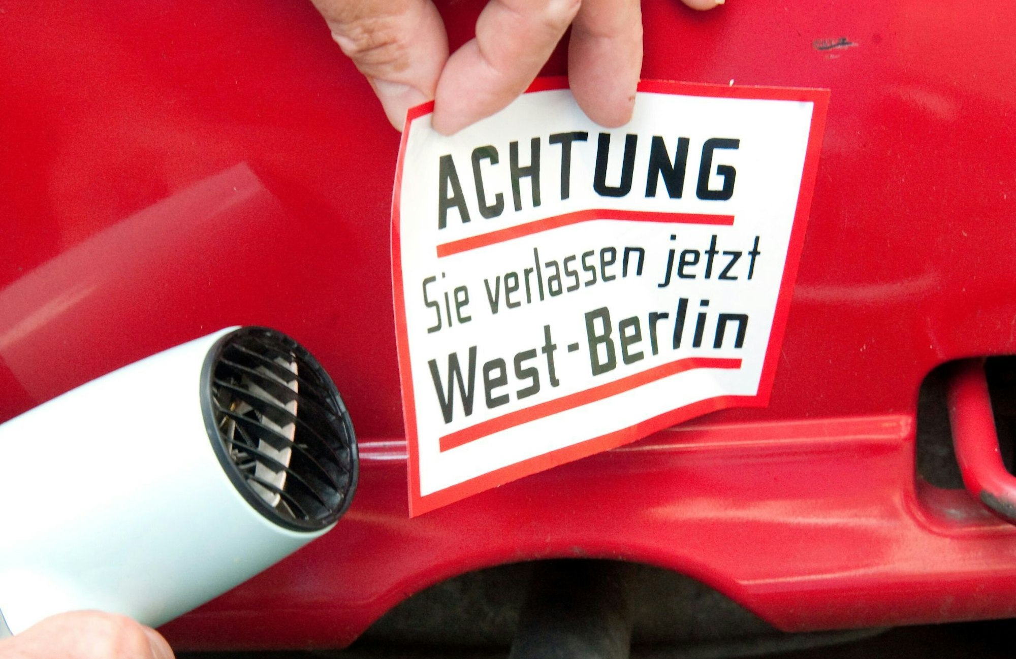 Wärme hilft: Sonneneinstrahlung oder Föhn erleichtern das Ablösen.