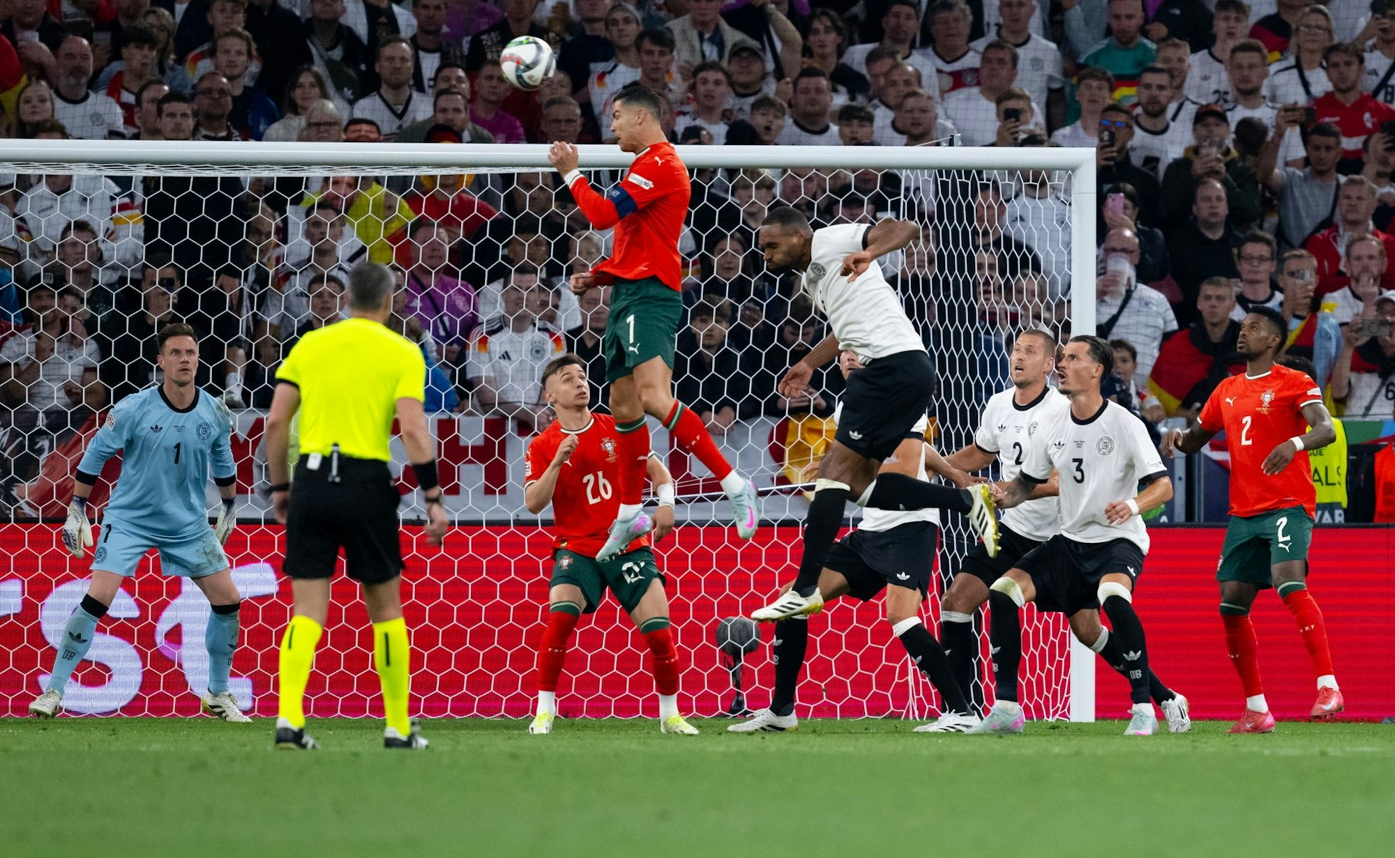 Cristiano Ronaldo (M) imponiert auch im Alter von 40 Jahren noch.