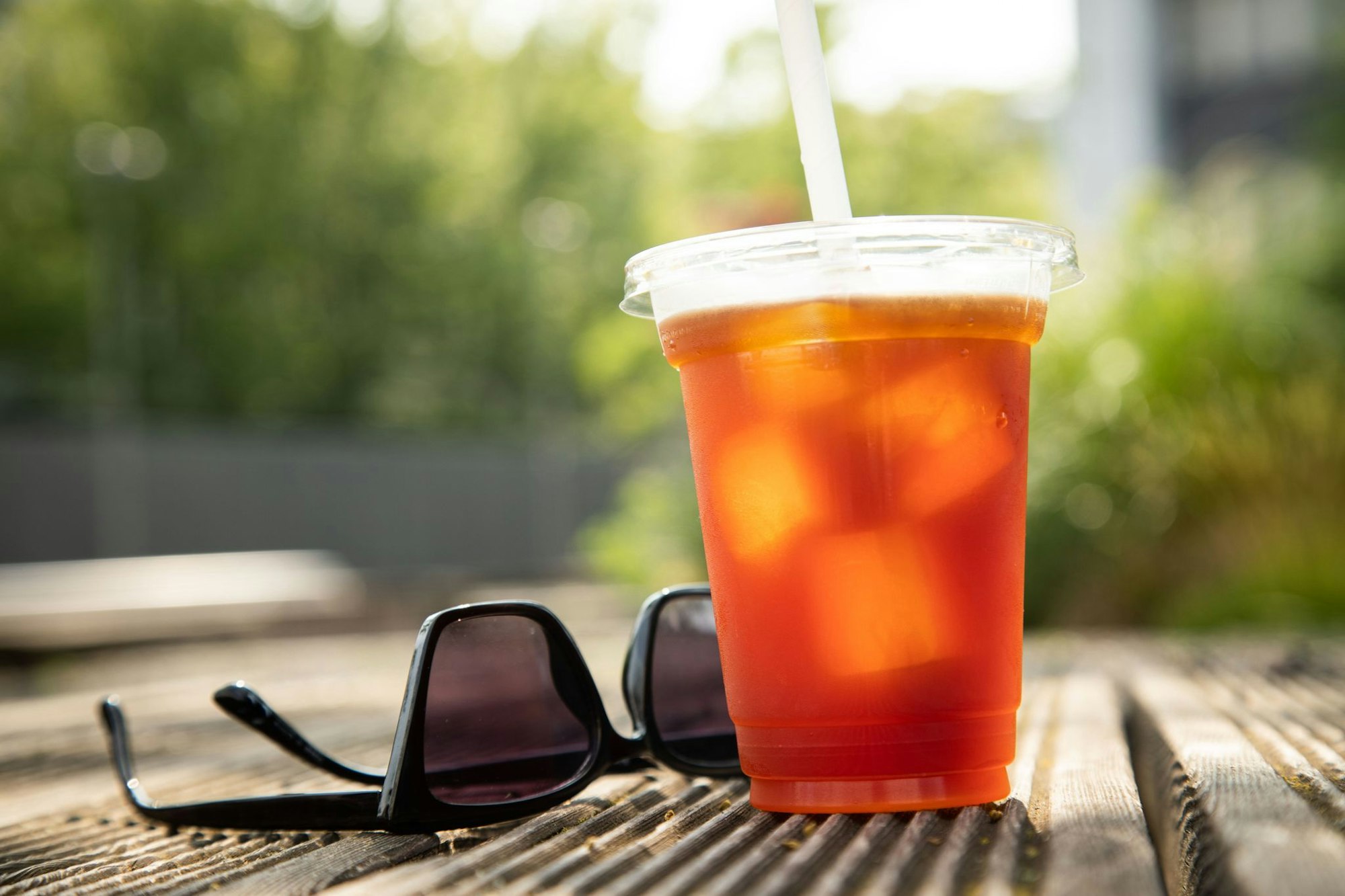 Cold Brew Kaffee mit Eiswürfeln: Da bei der Mazeration keine Bitterstoffe gelöst werden, schmeckt er mild und weich.