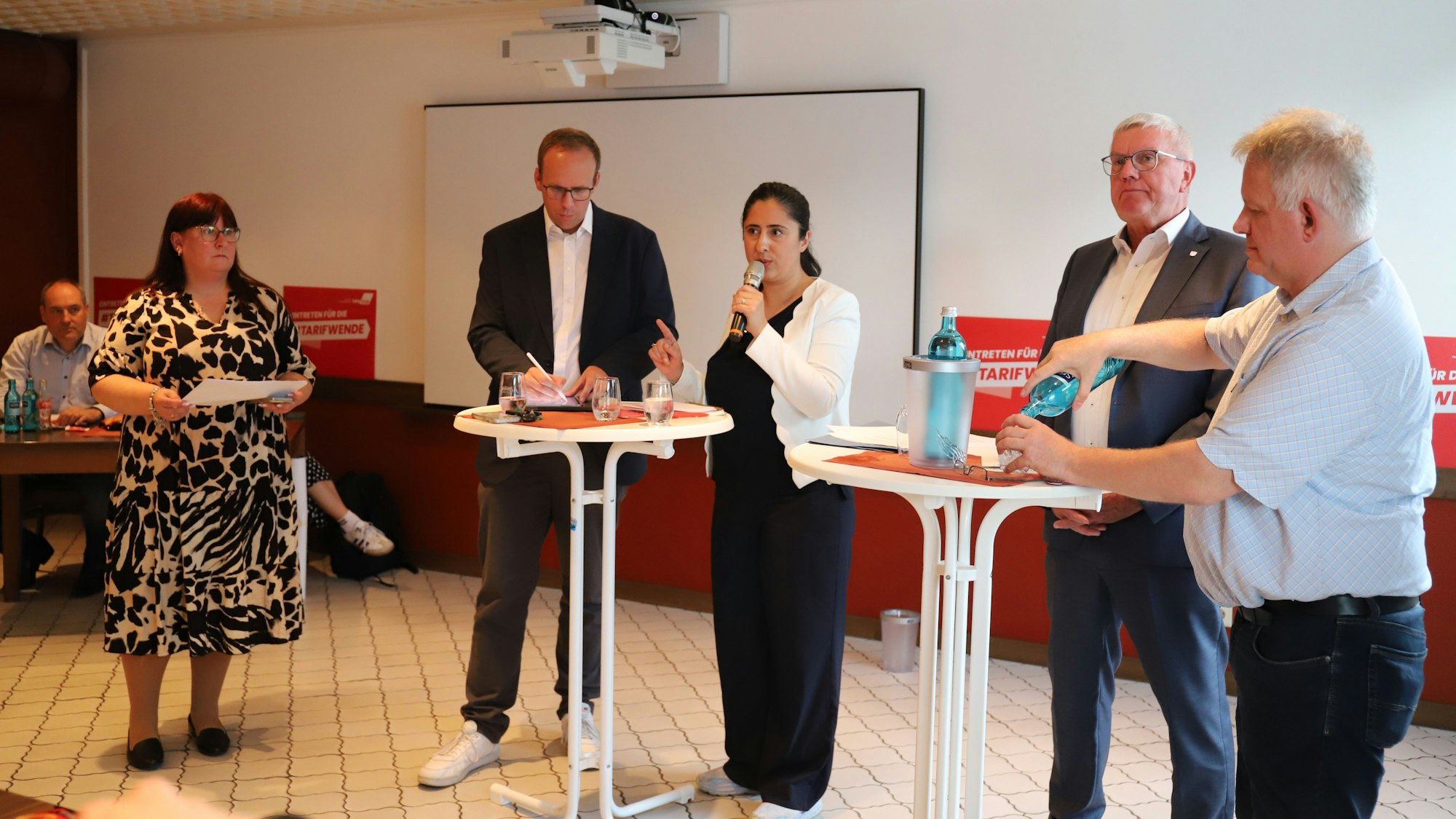 Steffi Büttgen (l.), stellvertretende DGB-Kreisvorsitzende, moderierte die Podiumsdiskussion (v.l.): Jörn Freynick (FDP), Sara Zorlu (SPD), Sebastian Schuster (CDU) und Michael Otter (BSW).
