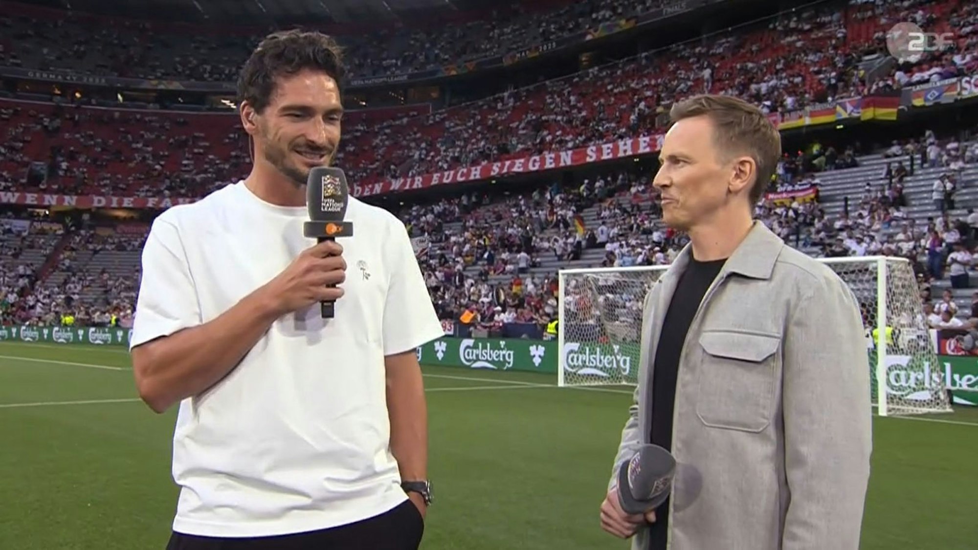 Gaststar Mats Hummels (l.) macht ein bisschen Werbung in eigener Sache. (Bild: ZDF)