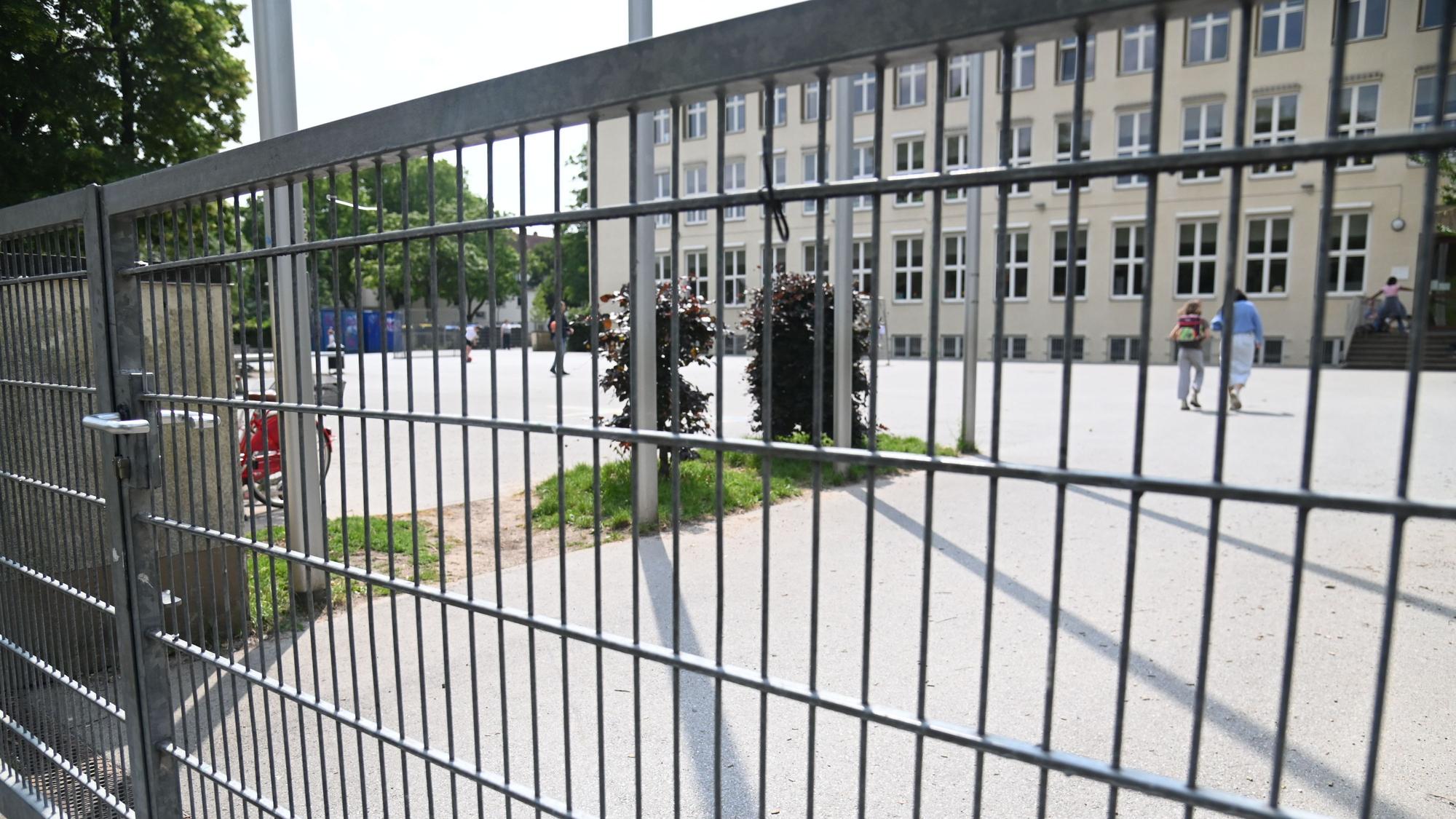 Die Grund- und Hauptschule Baadenberger Straße hat einen der Höfe in Köln, der Kindern seit 2021 nachmittags zum Spielen offen stand.