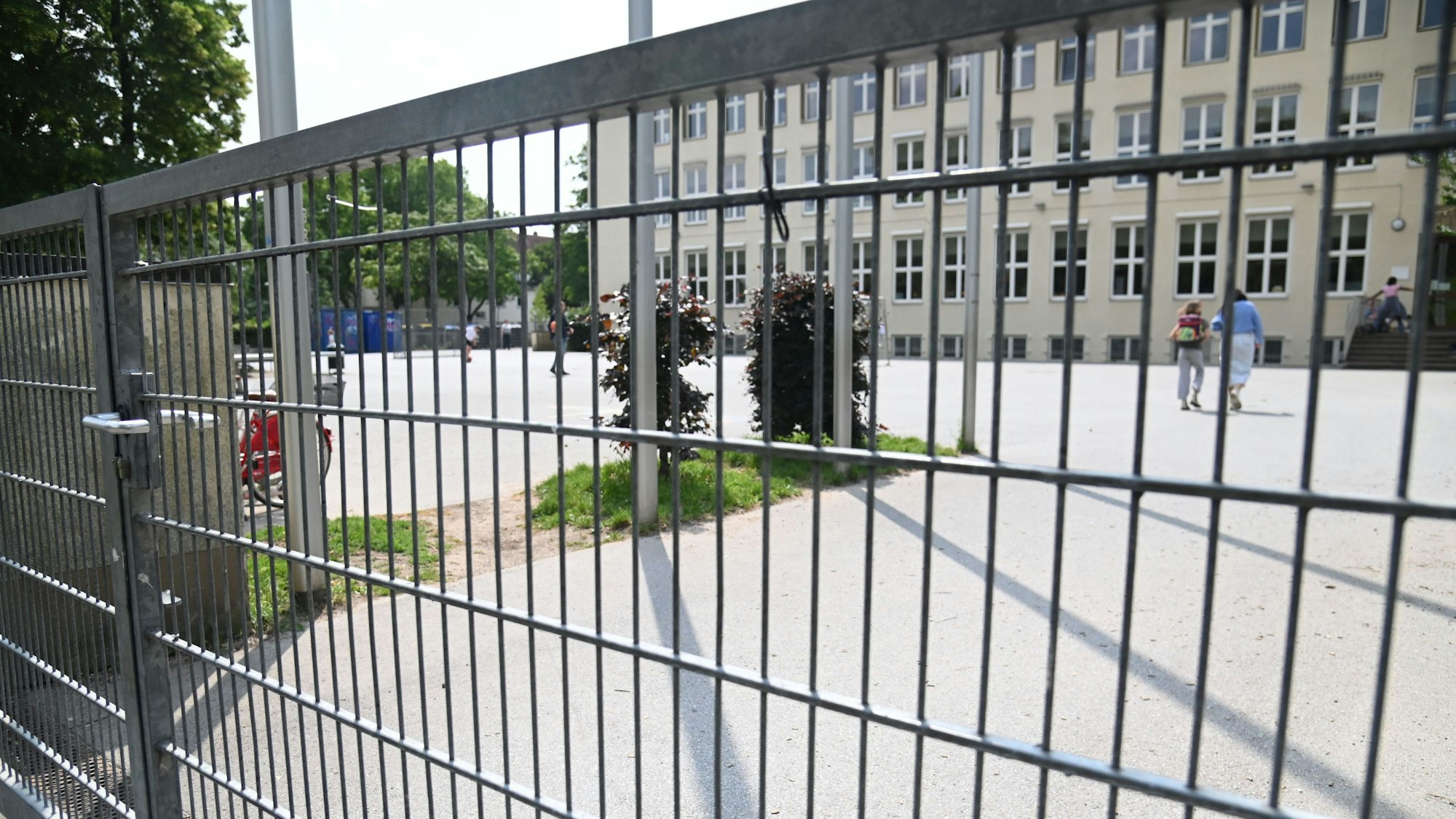 Die Grund- und Hauptschule Baadenberger Straße hat einen der Höfe in Köln, der Kindern seit 2021 nachmittags zum Spielen offen stand.