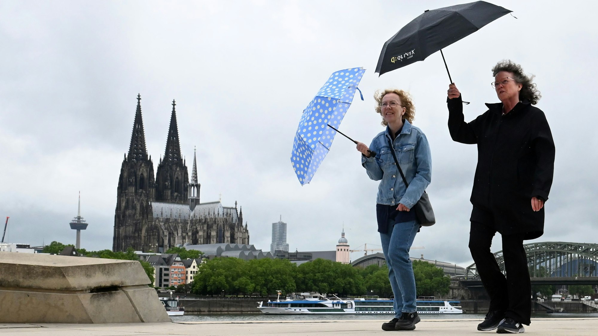 Das Wetter in Köln bleibt unbeständig: Regen, Wind und Gewitter prägen das Pfingstwochenende.