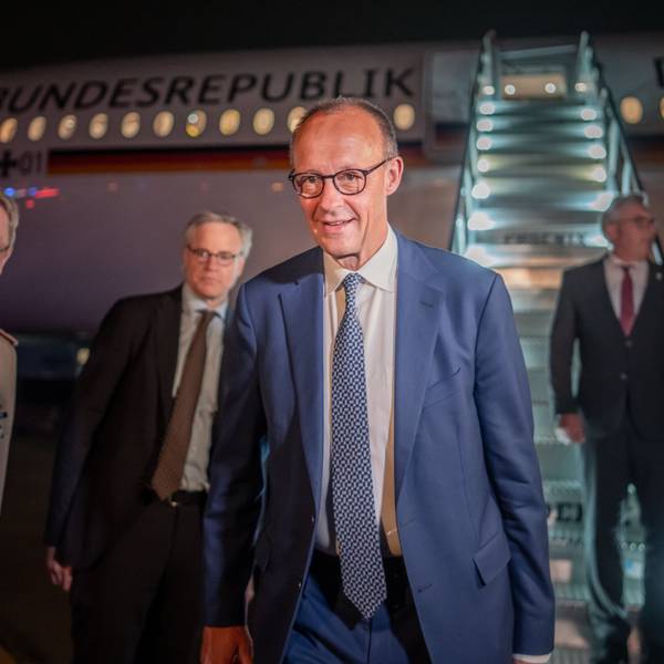 05.06.2025, USA, Washington: Bundeskanzler Friedrich Merz (CDU) steigt am Flughafen in Washington aus einem Flugzeug der Flugbereitschaft. Merz will den den USA US-Präsident Trump treffen. Es ist das erste Treffen zwischen beiden Politikern seit Amtsantritt von Trump und Merz. Foto: Michael Kappeler/dpa +++ dpa-Bildfunk +++