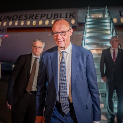 05.06.2025, USA, Washington: Bundeskanzler Friedrich Merz (CDU) steigt am Flughafen in Washington aus einem Flugzeug der Flugbereitschaft. Merz will den den USA US-Präsident Trump treffen. Es ist das erste Treffen zwischen beiden Politikern seit Amtsantritt von Trump und Merz. Foto: Michael Kappeler/dpa +++ dpa-Bildfunk +++