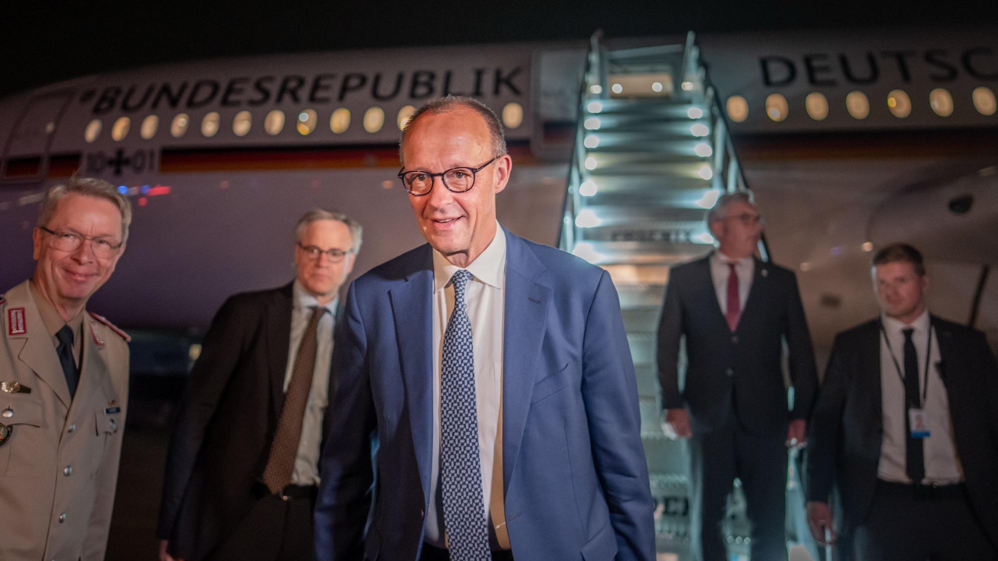 05.06.2025, USA, Washington: Bundeskanzler Friedrich Merz (CDU) steigt am Flughafen in Washington aus einem Flugzeug der Flugbereitschaft. Merz will den den USA US-Präsident Trump treffen. Es ist das erste Treffen zwischen beiden Politikern seit Amtsantritt von Trump und Merz. Foto: Michael Kappeler/dpa +++ dpa-Bildfunk +++