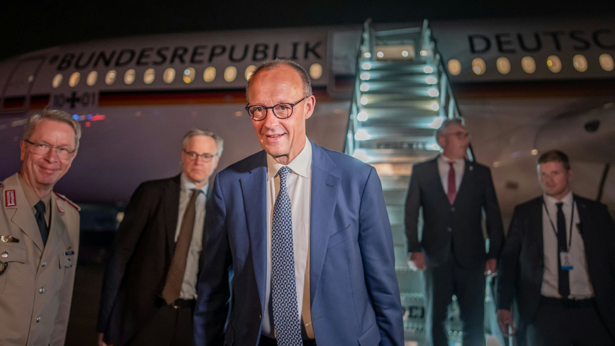 05.06.2025, USA, Washington: Bundeskanzler Friedrich Merz (CDU) steigt am Flughafen in Washington aus einem Flugzeug der Flugbereitschaft. Merz will den den USA US-Präsident Trump treffen. Es ist das erste Treffen zwischen beiden Politikern seit Amtsantritt von Trump und Merz. Foto: Michael Kappeler/dpa +++ dpa-Bildfunk +++