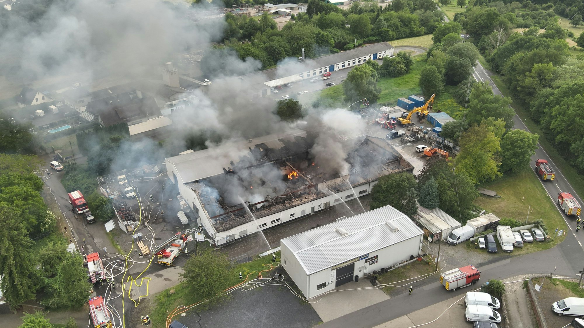 HANDOUT - 04.06.2025, Rheinland-Pfalz, Neuwied: In einer Gewerbehalle im Neuwieder Stadtteil Gladbach ist am späten Mittwochnachmittag ein Großbrand ausgebrochen. Foto: Feuerwehr Neuwied/dpa - ACHTUNG: Nur zur redaktionellen Verwendung im Zusammenhang mit der aktuellen Berichterstattung und nur mit vollständiger Nennung des vorstehenden Credits +++ dpa-Bildfunk +++