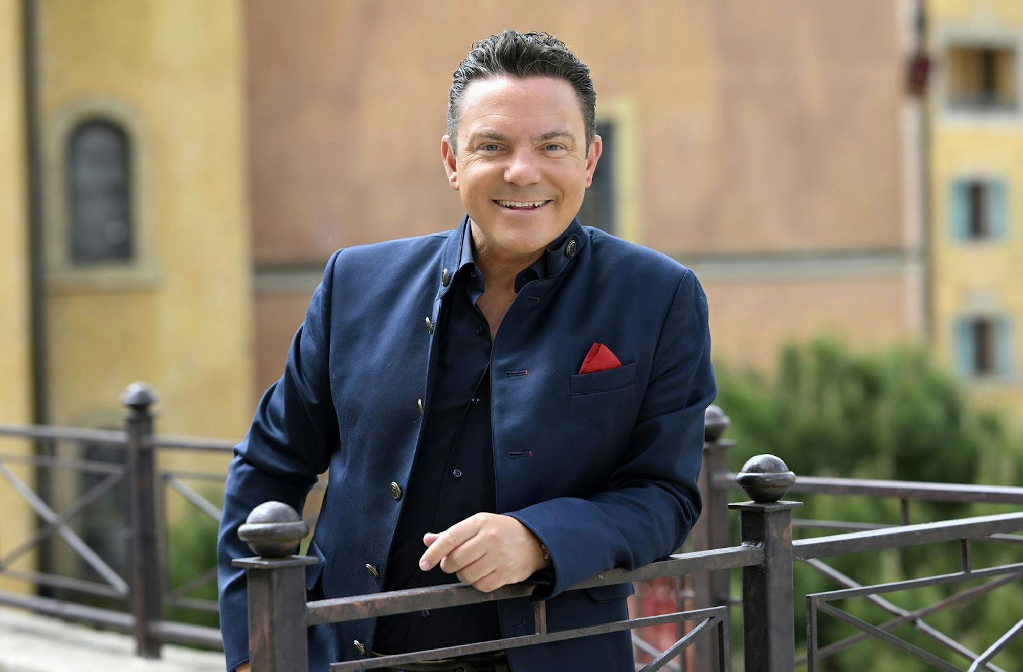 Seit 20 Jahren führt Stefan Mross mit guter Laune im Europa-Park Rust durch die Unterhaltungsshow „Immer wieder sonntags“. Nun bekommt die Sendung ein zusäzliches Format. (Bild: SWR/Wolfgang Breiteneicher)