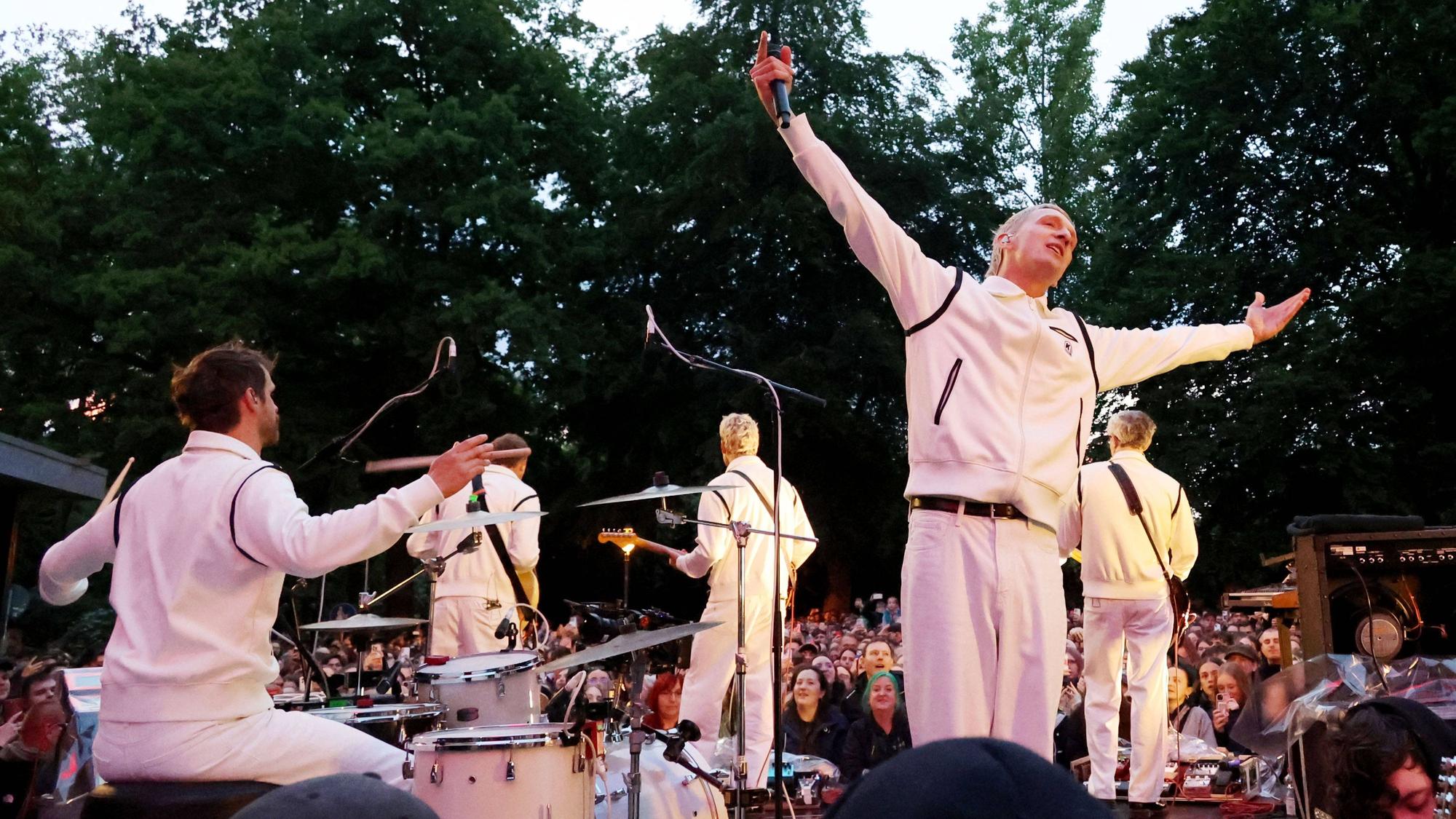 Tausende Chemnitzer feierten Kraftklub beim Spontankonzert in Chemnitz am 28. 05.2025.