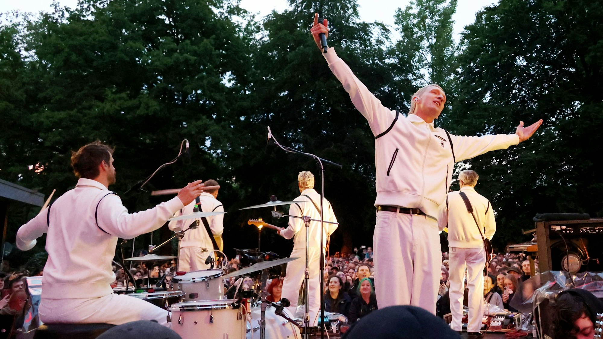 Tausende Chemnitzer feierten Kraftklub beim Spontankonzert in Chemnitz am 28. 05.2025.