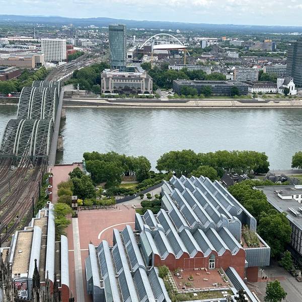Blick auf Heinrich-Böll-Platz (rote Fläche) und Philharmonie.