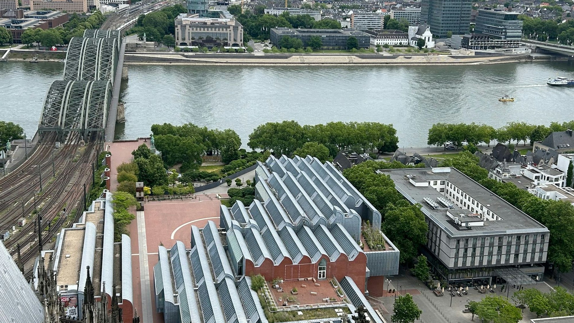 Blick auf Heinrich-Böll-Platz (rote Fläche) und Philharmonie.