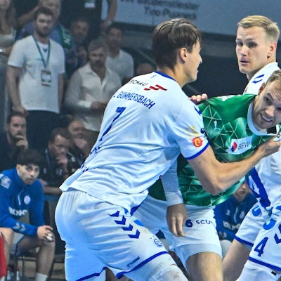 Die VfL-Abwehr versucht Mathias Gidsel zu stoppen.