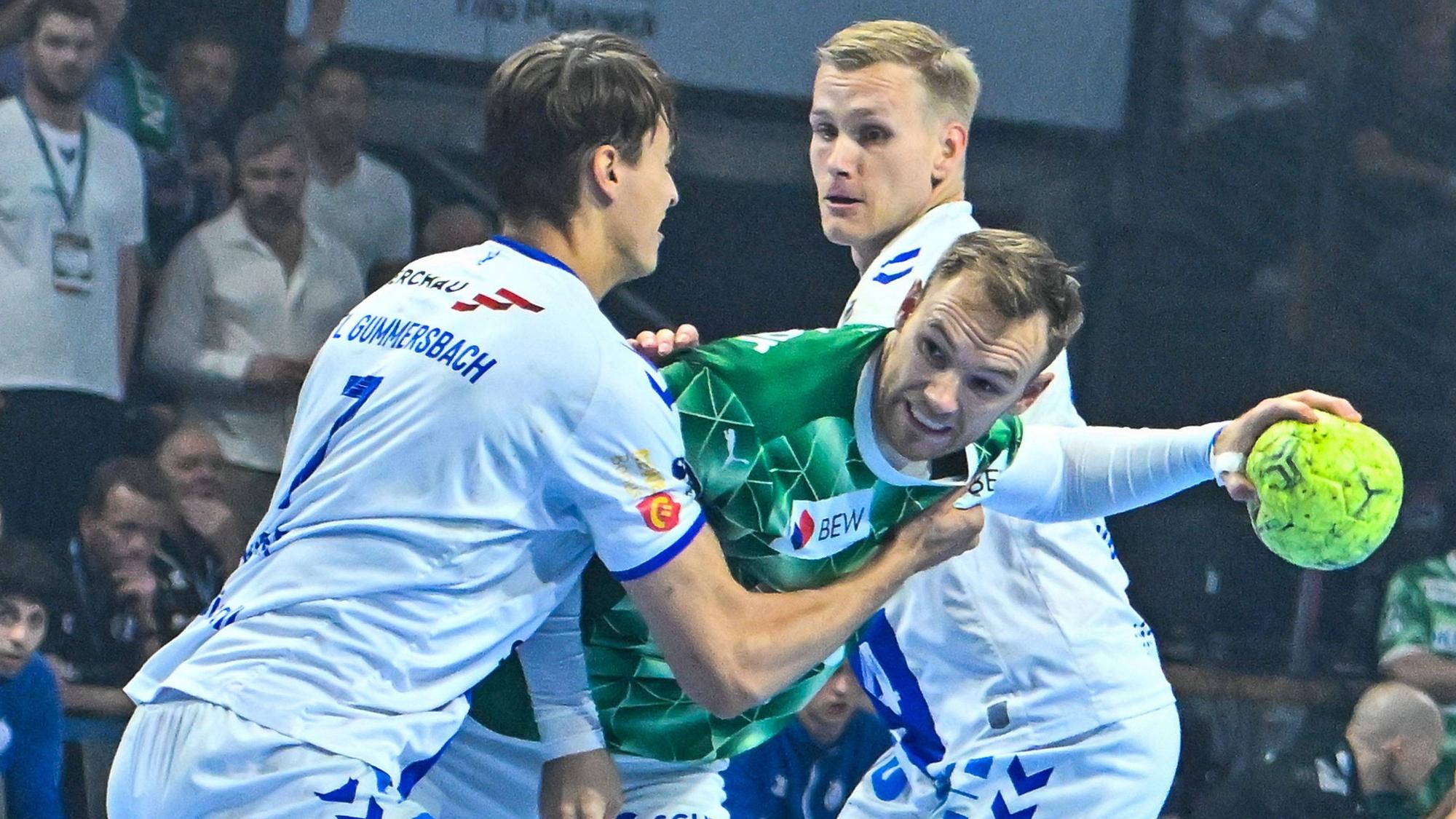 Die VfL-Abwehr versucht Mathias Gidsel zu stoppen.