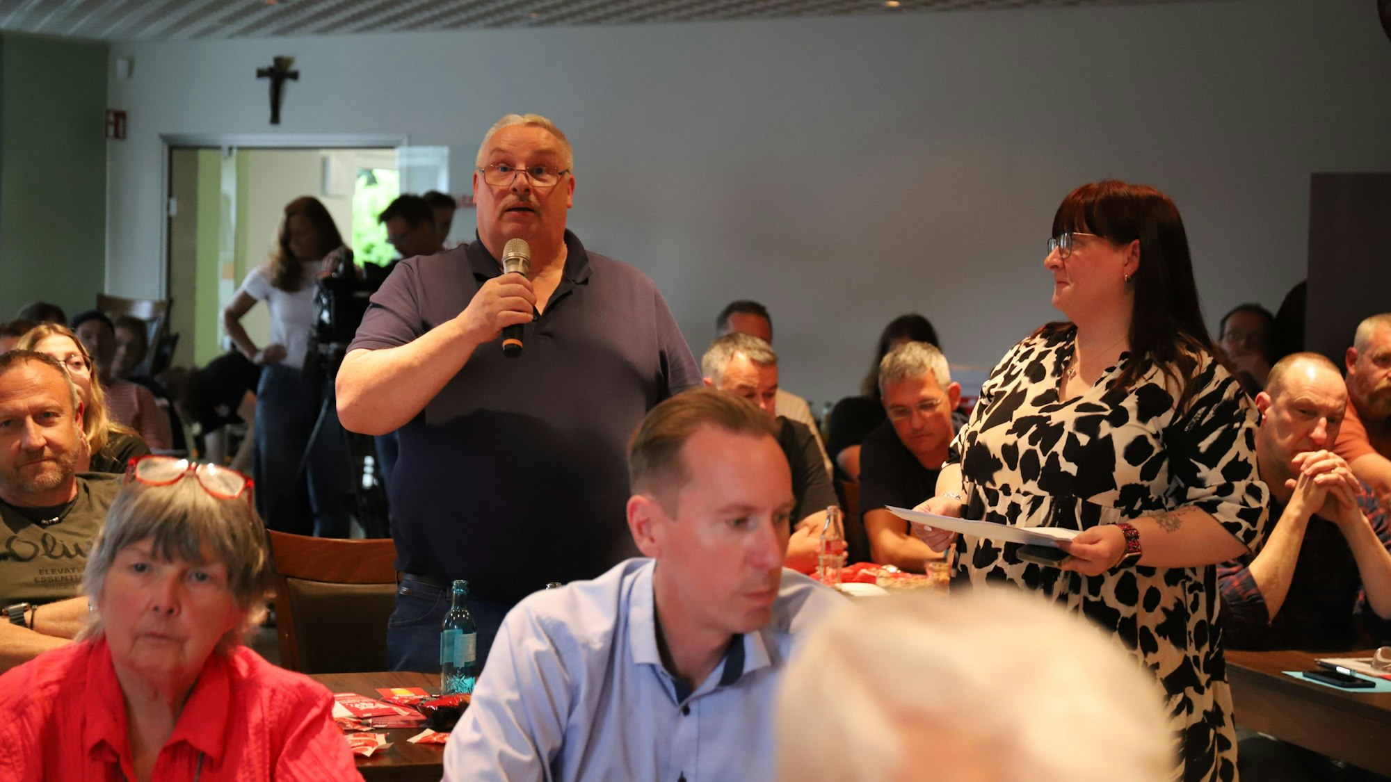 Der ZF-Betriebsratsvorsitzende Heiko Höfer sprach Landrat Sebastian Schuster an, warum er die ZF-Mitarbeiter noch nicht kontaktiert habe.