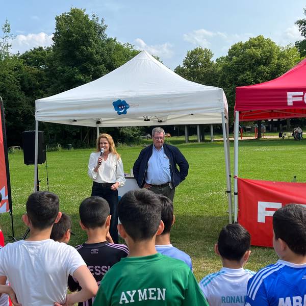 Sandra von Möller (Kidsmiling-Vorsitzende) und Werner Wolf (FC-Präsident) mit jungen Fußballbegeisterten bei der offiziellen Eröffnung des Trainingsangebots in Finkenberg.