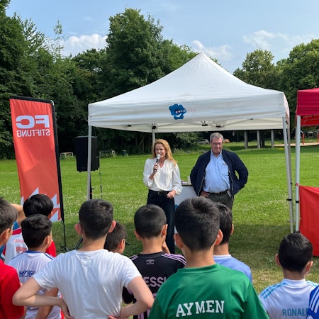 Sandra von Möller (Kidsmiling-Vorsitzende) und Werner Wolf (FC-Präsident) mit jungen Fußballbegeisterten bei der offiziellen Eröffnung des Trainingsangebots in Finkenberg.