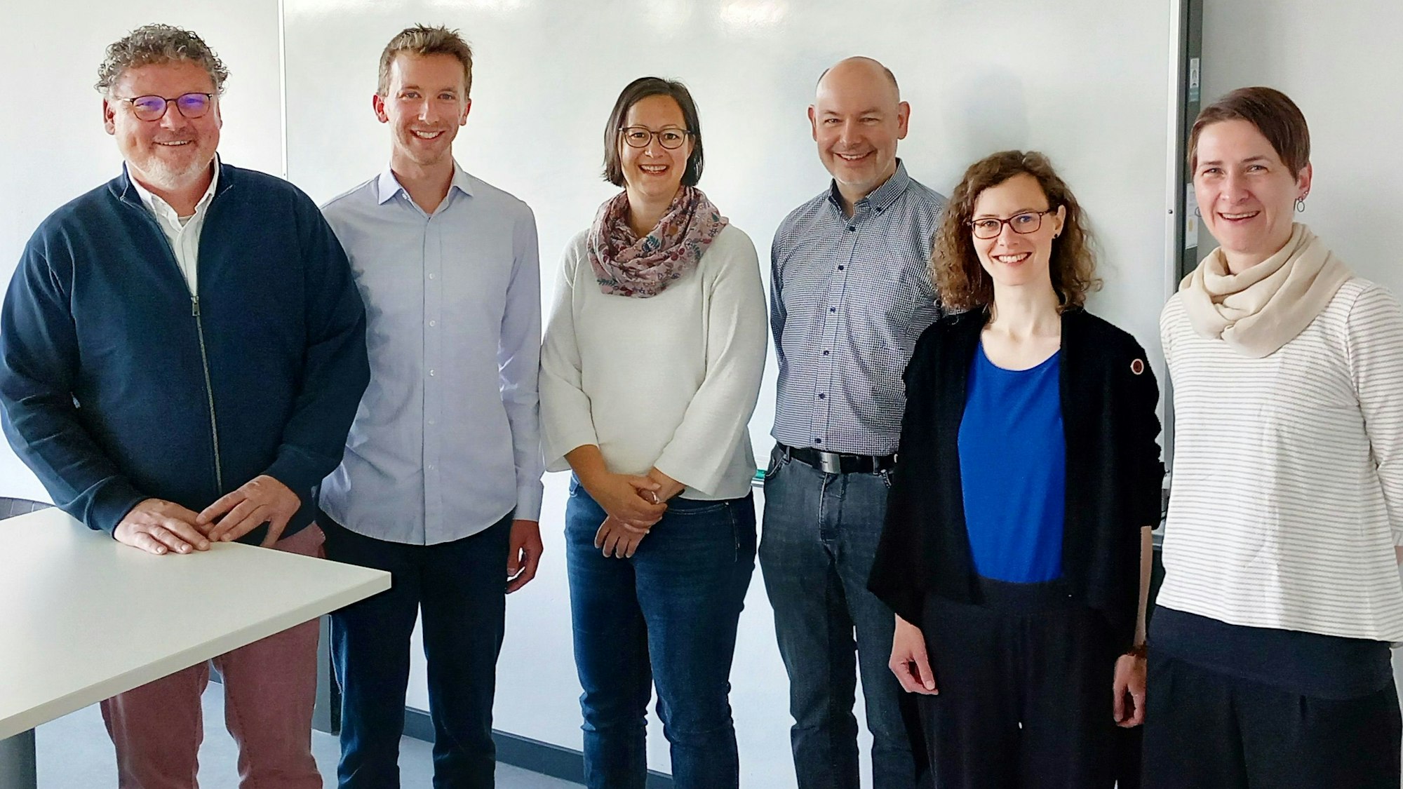 Von links: Rainer Gottschlich (Schulleiter KBKO), Thorsten Auer (Projektmitarbeiter TH Köln), Martina Mitzschke (Lehrerin KBKO), Markus Heisterkamp (Stellvertretender Schulleiter KBKO), Marie Schulte (Projektbetreuerin Hans Hermann Voss-Stiftung), Annika Wiegard (Lehrerin KBKO).