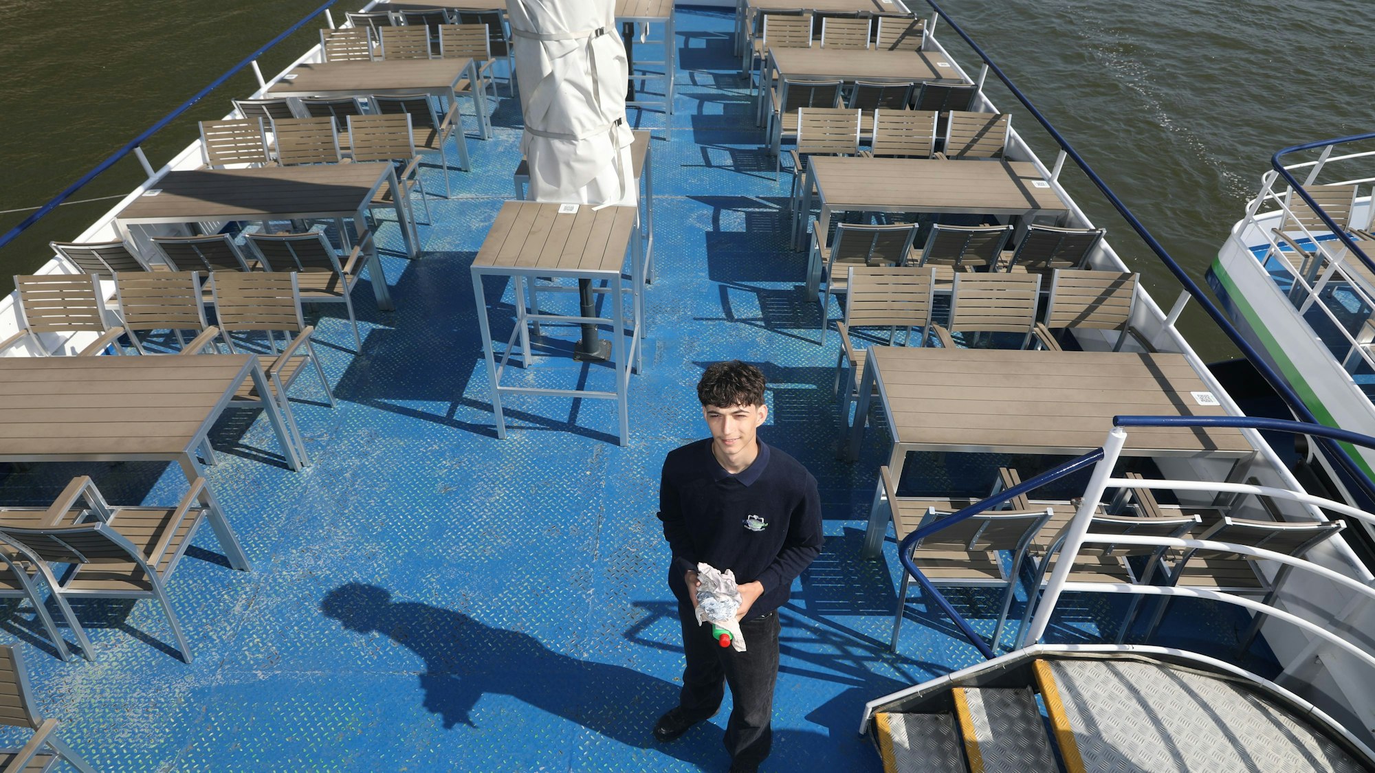 15.05.2025, Köln: Wo andere Urlaub machen Bajram Allkja jeden Tag eine Rheinfahrt vor Kölns Kulisse. Er ist Binnenschiffer-Auszubildender auf der MS Rheinland erzählt. Foto: Arton Krasniqi
