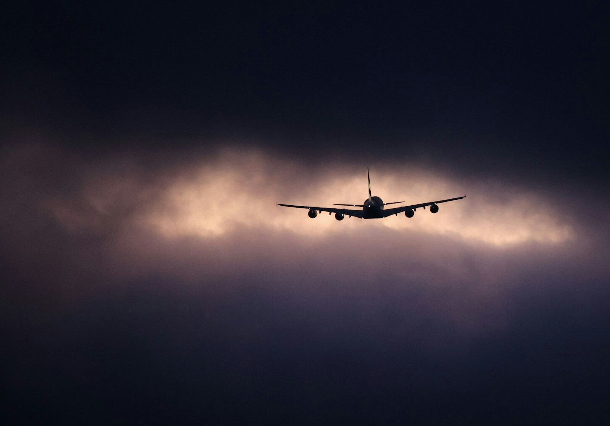 Turbulenzen entstehen aus verschiedenen Gründen: Jetstreams, Gewitter oder Gebirge können sie auslösen.