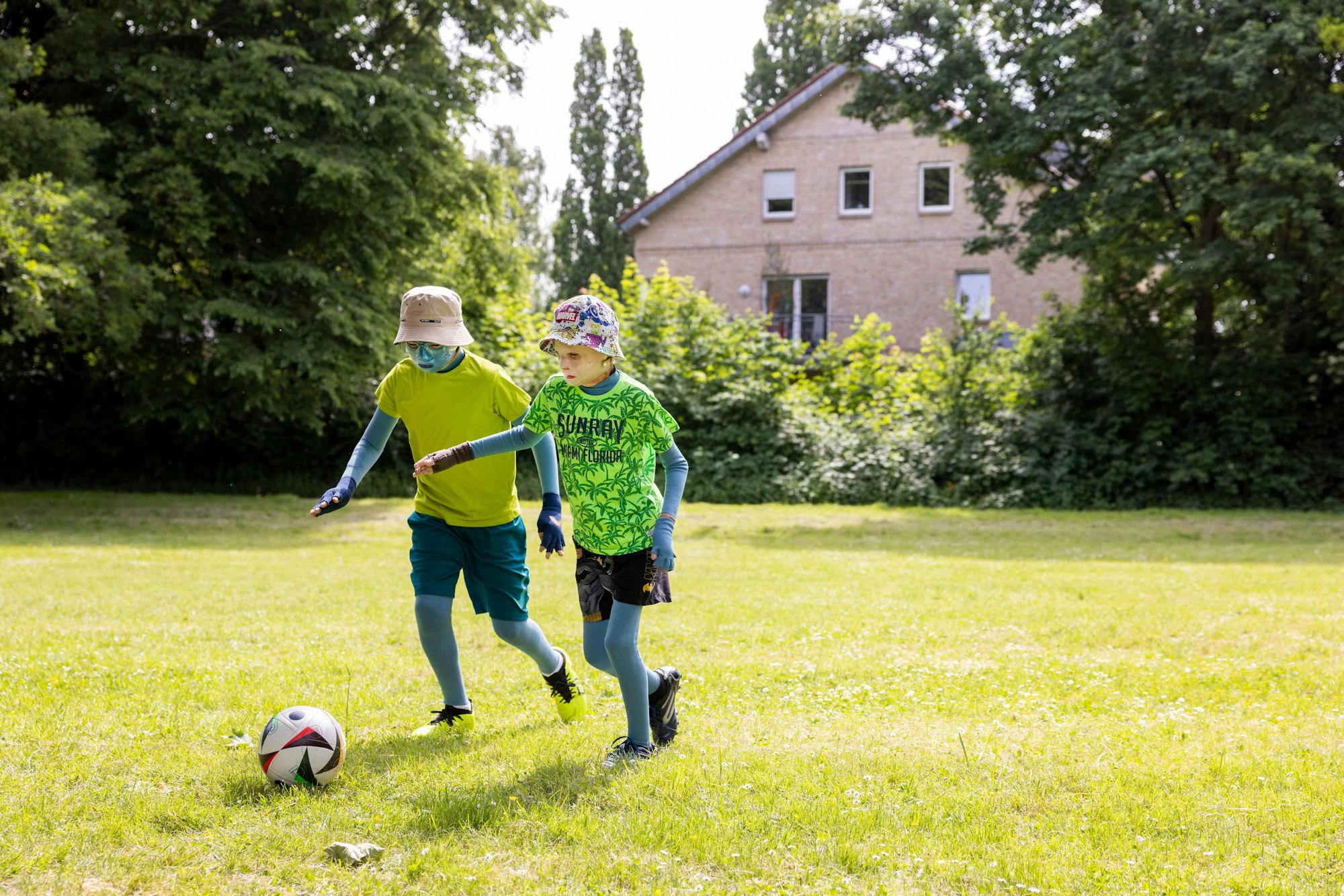 14.05.2025, Köln: Yurii und Yevhen aus der Ukraine wurden durch eine Explosion einer Erdölraffinerie schwerst verbrannt und in der Uniklinik Köln behandelt.
Aufnahmen bei einem Ausflug in einen Park zusammen mit ihrer Familie, der in der Nähe ihrer Unterkunft liegt.
Im Bild Yurii (grüngemustertes T-Shirt) und Yevhen.
Foto: Michael Bause