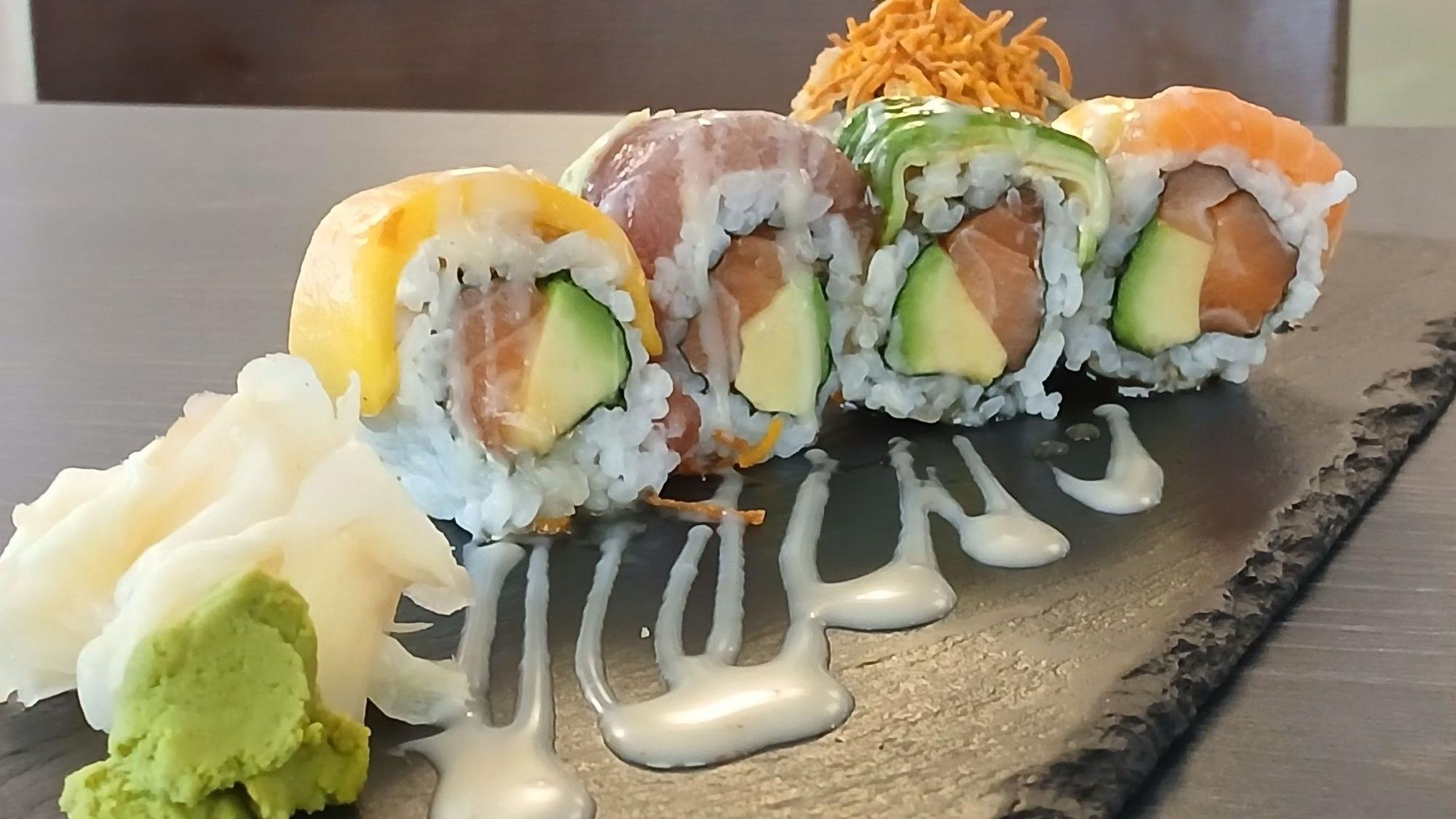 Sushi-Platte bei MiiMai in Siegburg mit Lachs, Avocado und Thunfisch.