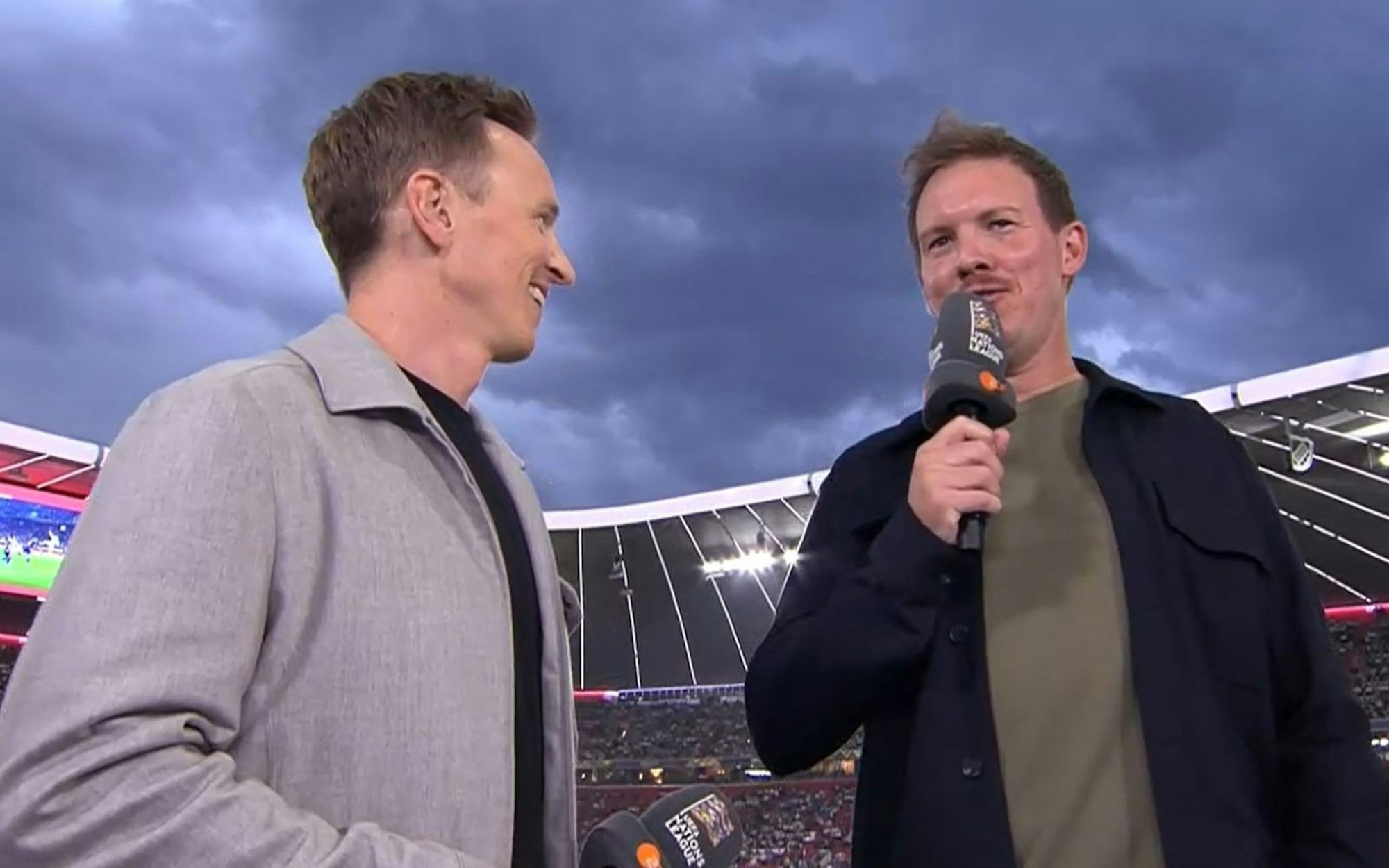 Zu viel Information: Julian Nagelsmann (r.) spricht über sein Hinterteil. (Bild: ZDF)