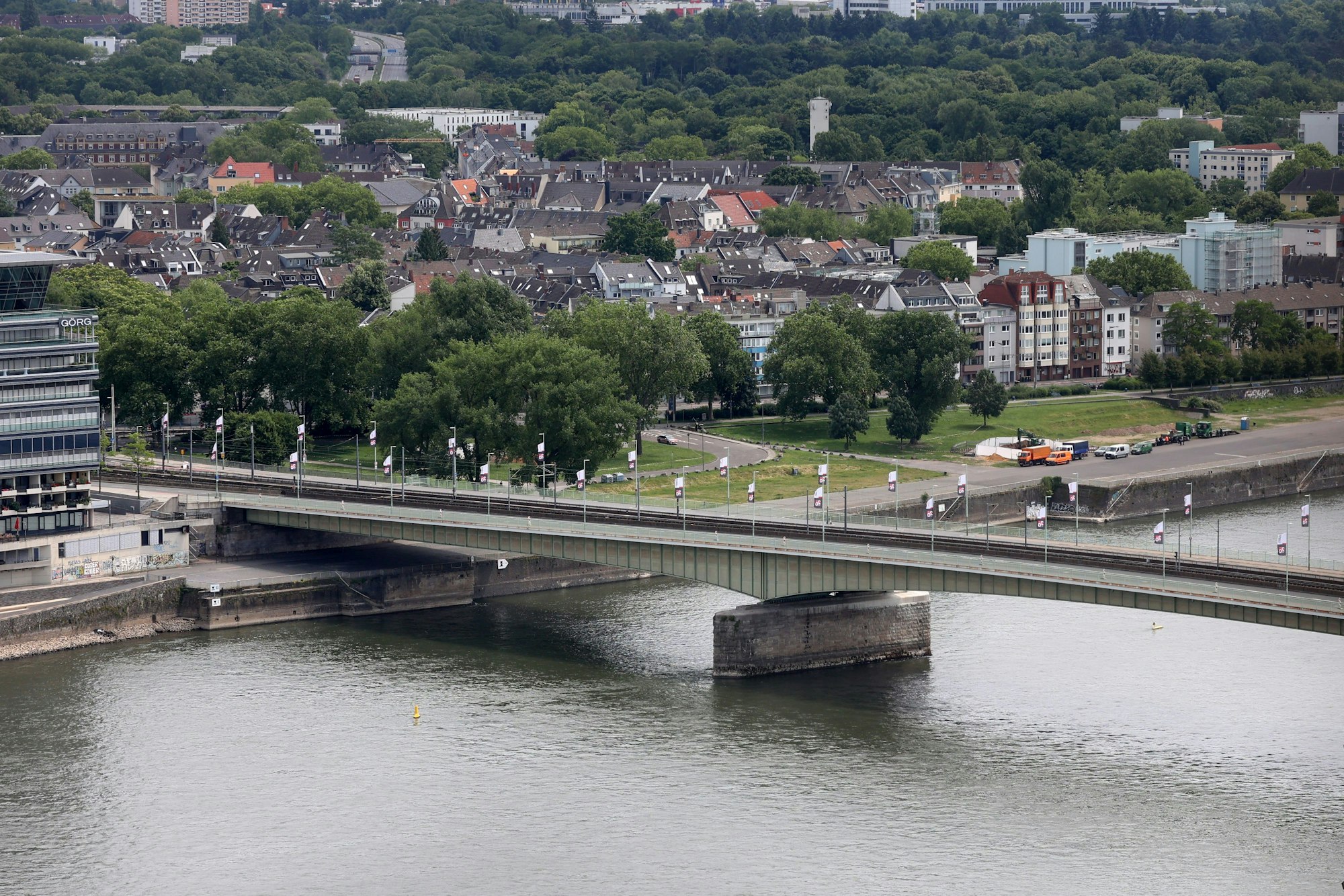 Die Deutzer Brücke ist für Fahrzeuge mit einem Gewicht von mehr als 3,5 Tonnen gesperrt.