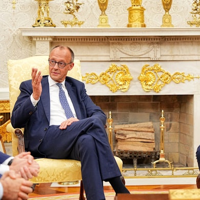 05.06.2025, USA, Washington: US-Präsident Donald Trump (r) empfängt Bundeskanzler Friedrich Merz (CDU) im Oval Office im Weißen Haus. Es ist das erste Treffen zwischen beiden Politikern seit Amtsantritt von Trump und Merz. Foto: Michael Kappeler/dpa Pool/dpa +++ dpa-Bildfunk +++