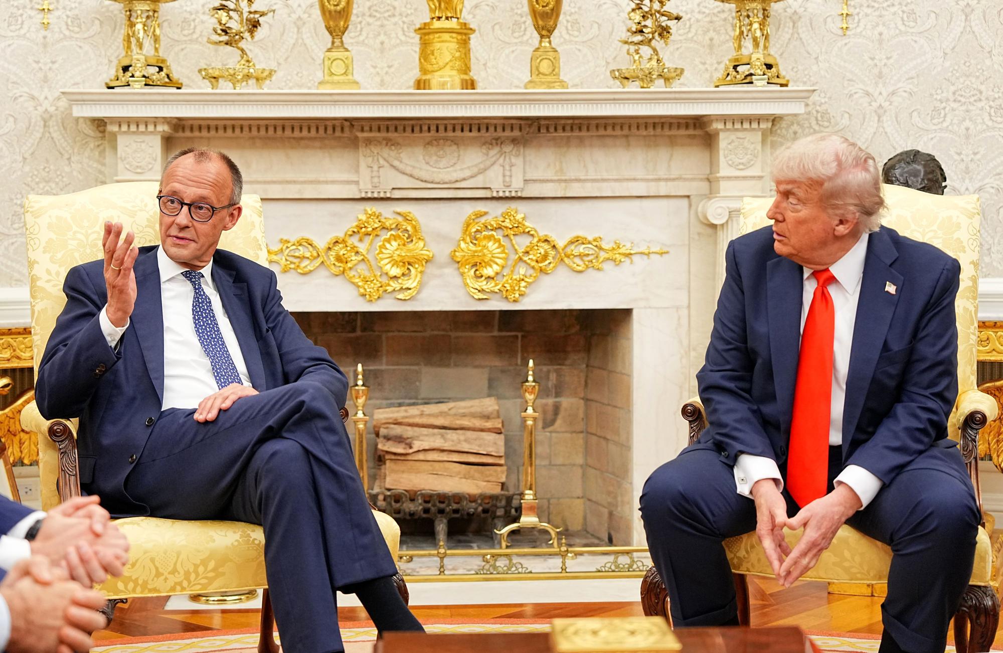 05.06.2025, USA, Washington: US-Präsident Donald Trump (r) empfängt Bundeskanzler Friedrich Merz (CDU) im Oval Office im Weißen Haus. Es ist das erste Treffen zwischen beiden Politikern seit Amtsantritt von Trump und Merz. Foto: Michael Kappeler/dpa Pool/dpa +++ dpa-Bildfunk +++