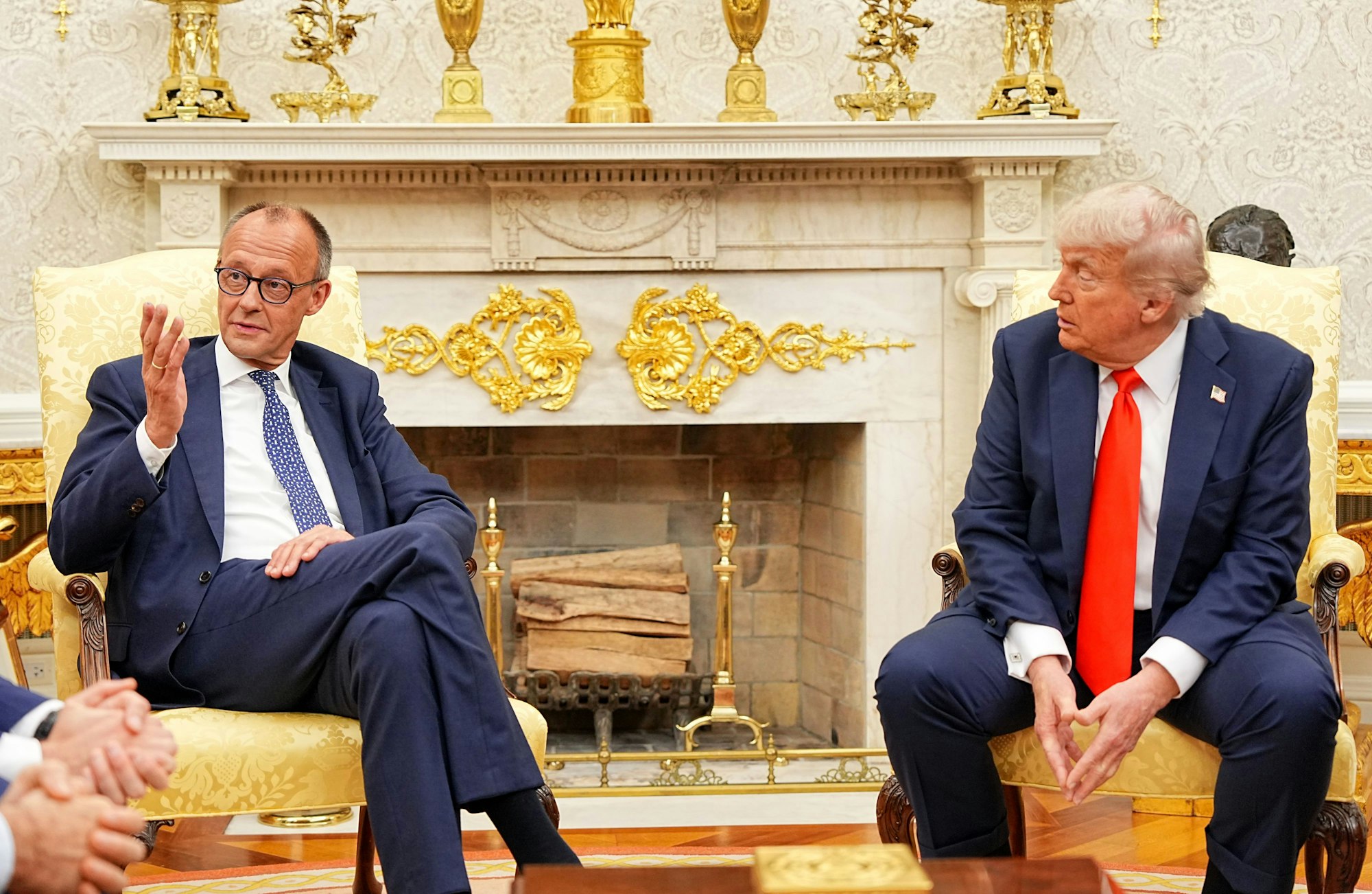 05.06.2025, USA, Washington: US-Präsident Donald Trump (r) empfängt Bundeskanzler Friedrich Merz (CDU) im Oval Office im Weißen Haus. Es ist das erste Treffen zwischen beiden Politikern seit Amtsantritt von Trump und Merz. Foto: Michael Kappeler/dpa Pool/dpa +++ dpa-Bildfunk +++