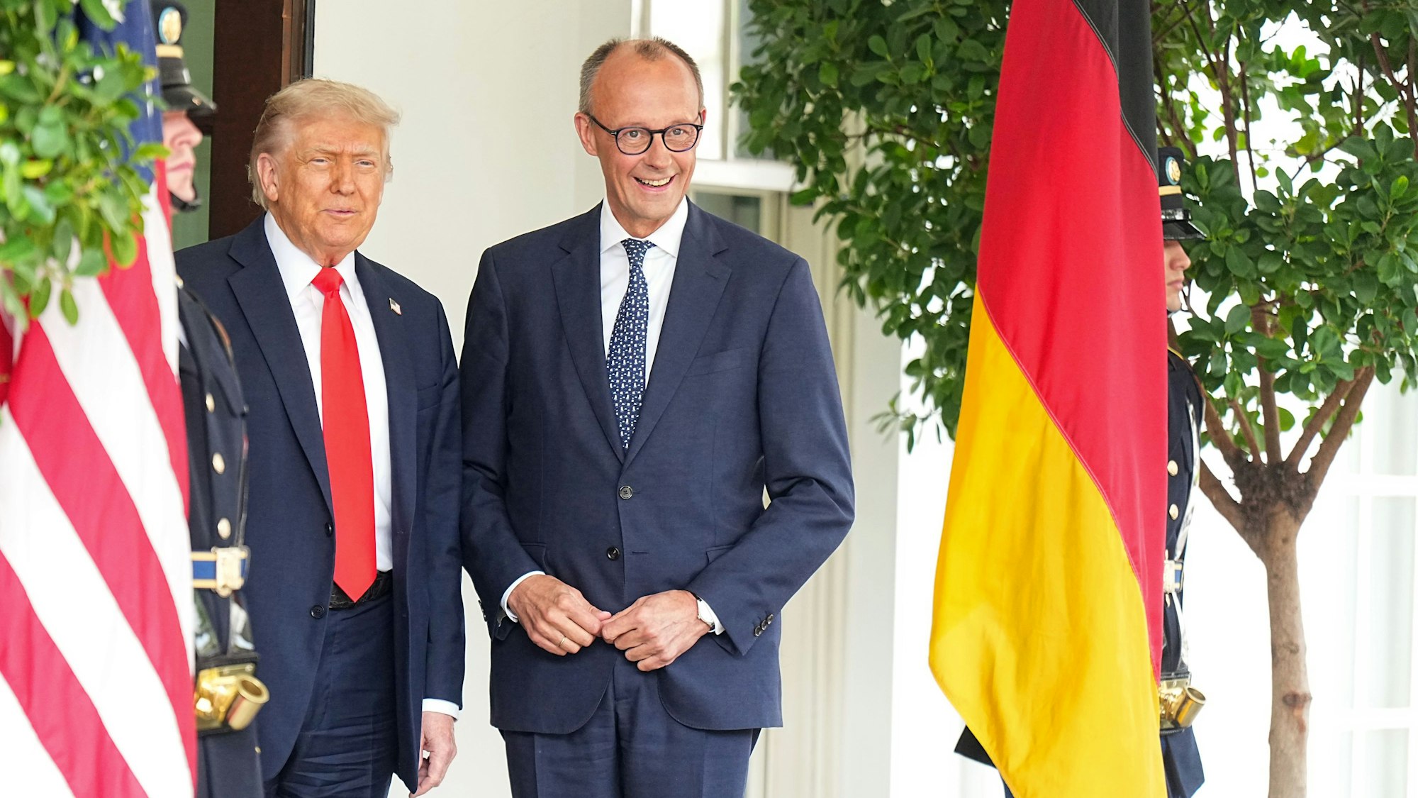 US-Präsident Donald Trump (l.) und Bundeskanzler Friedrich Merz vor dem Weißen Haus.
